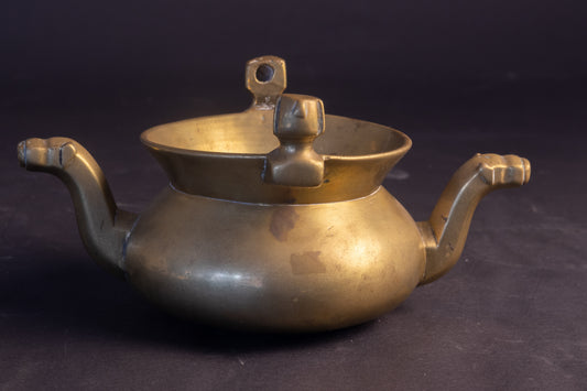 Zeldzame miniatuur messing lavabo (dubbeltuitige gietketel) – 15e / 16e eeuw