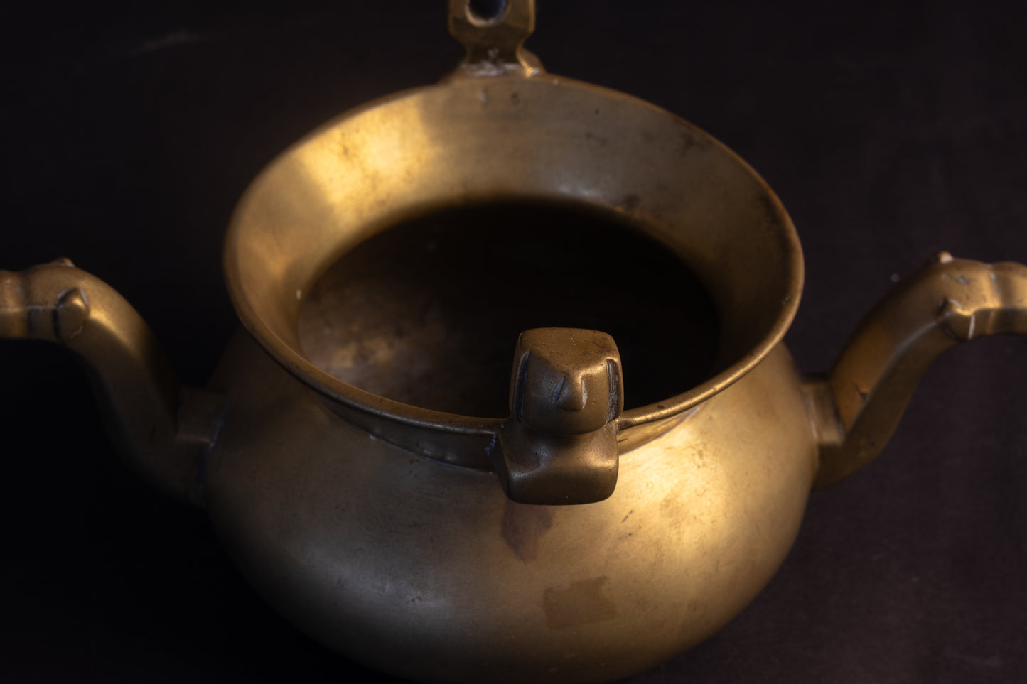 Zeldzame miniatuur messing lavabo (dubbeltuitige gietketel) – 15e / 16e eeuw
