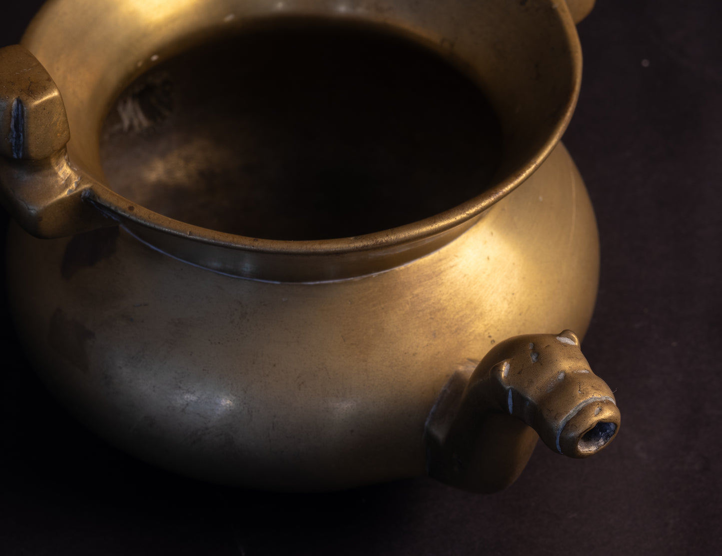 Zeldzame miniatuur messing lavabo (dubbeltuitige gietketel) – 15e / 16e eeuw