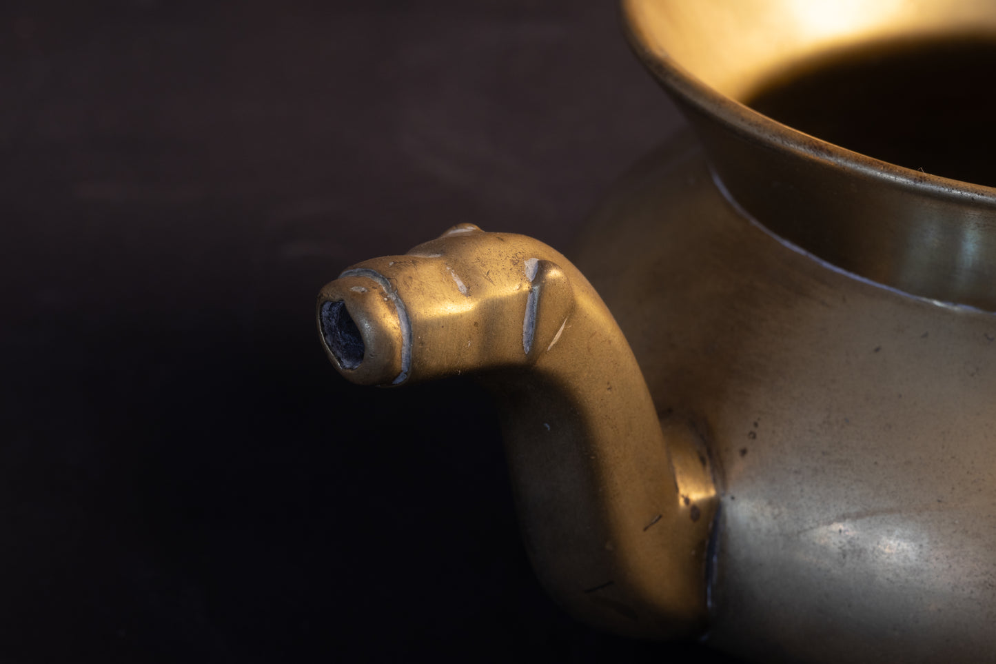 Zeldzame miniatuur messing lavabo (dubbeltuitige gietketel) – 15e / 16e eeuw