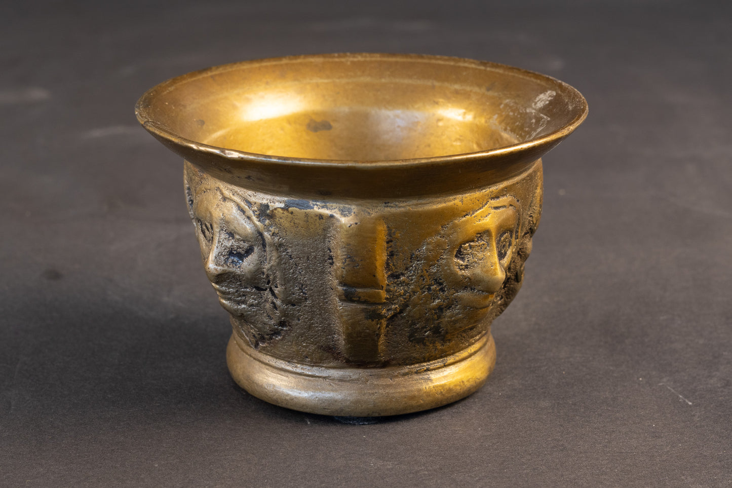 Authentieke 17e-eeuwse Franse Bronzen Apothekersvijzel met Mascarons