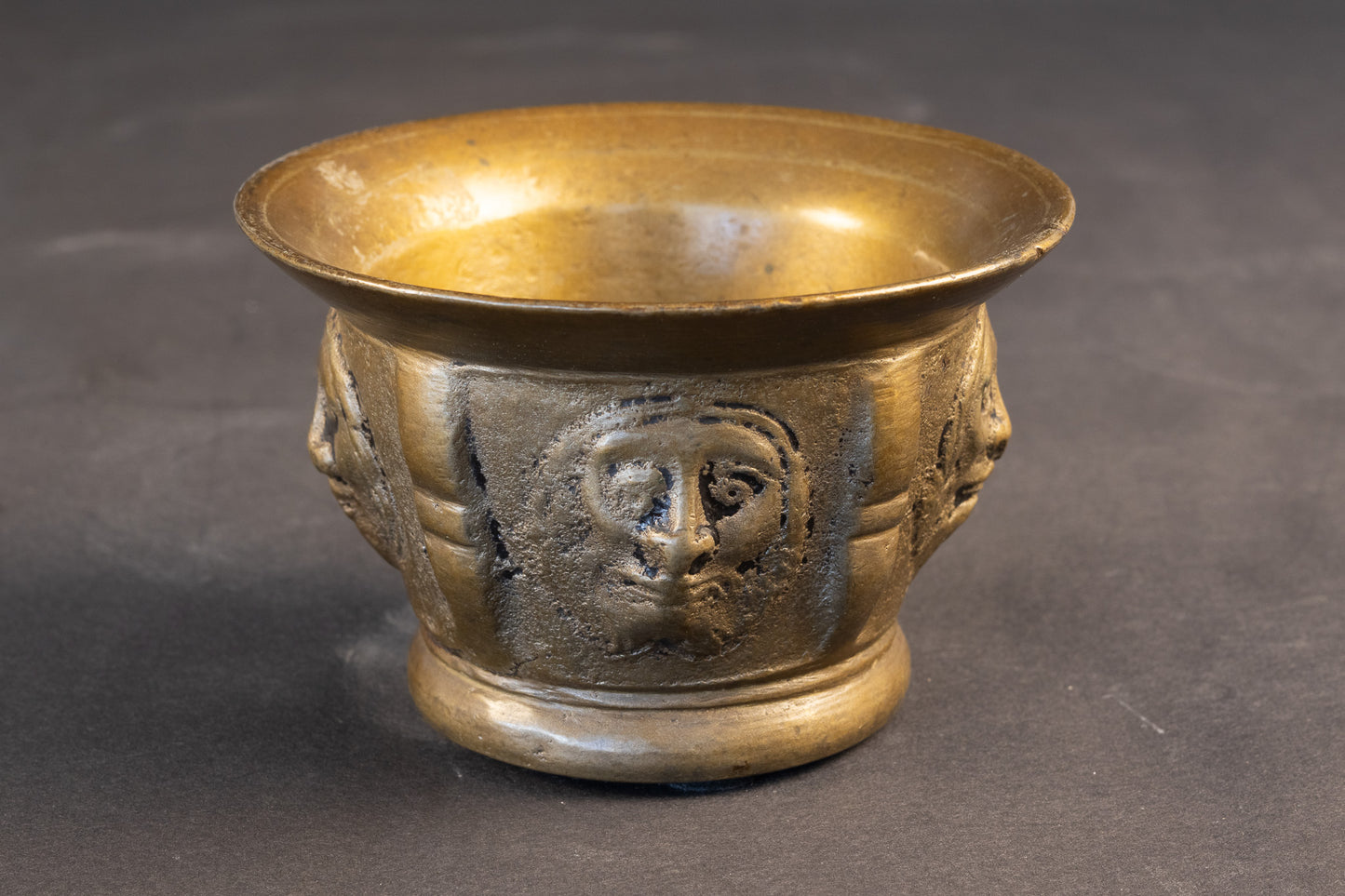 Authentieke 17e-eeuwse Franse Bronzen Apothekersvijzel met Mascarons