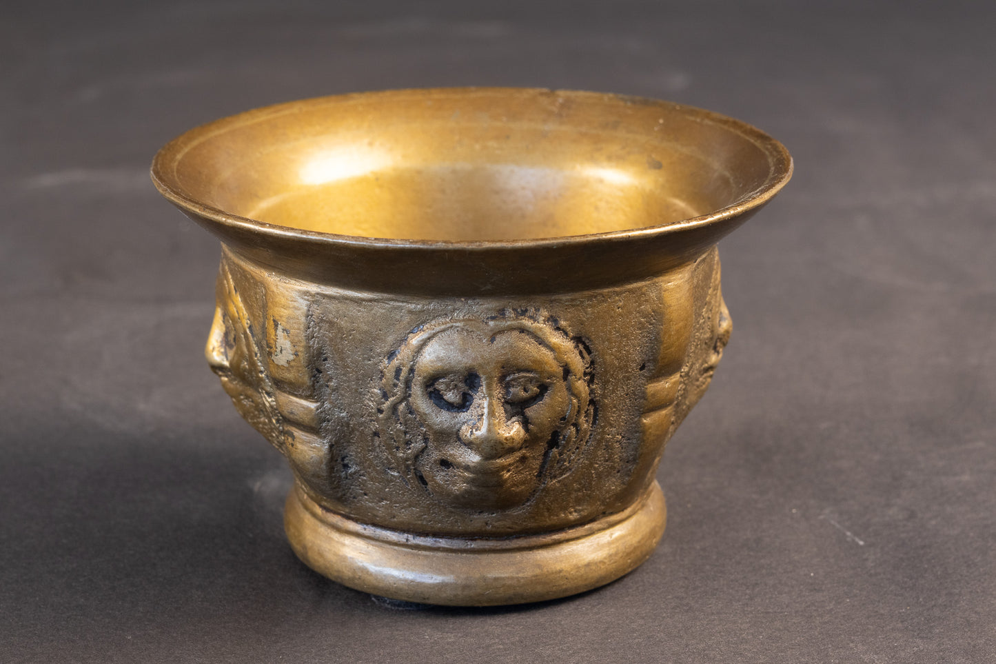 Authentieke 17e-eeuwse Franse Bronzen Apothekersvijzel met Mascarons