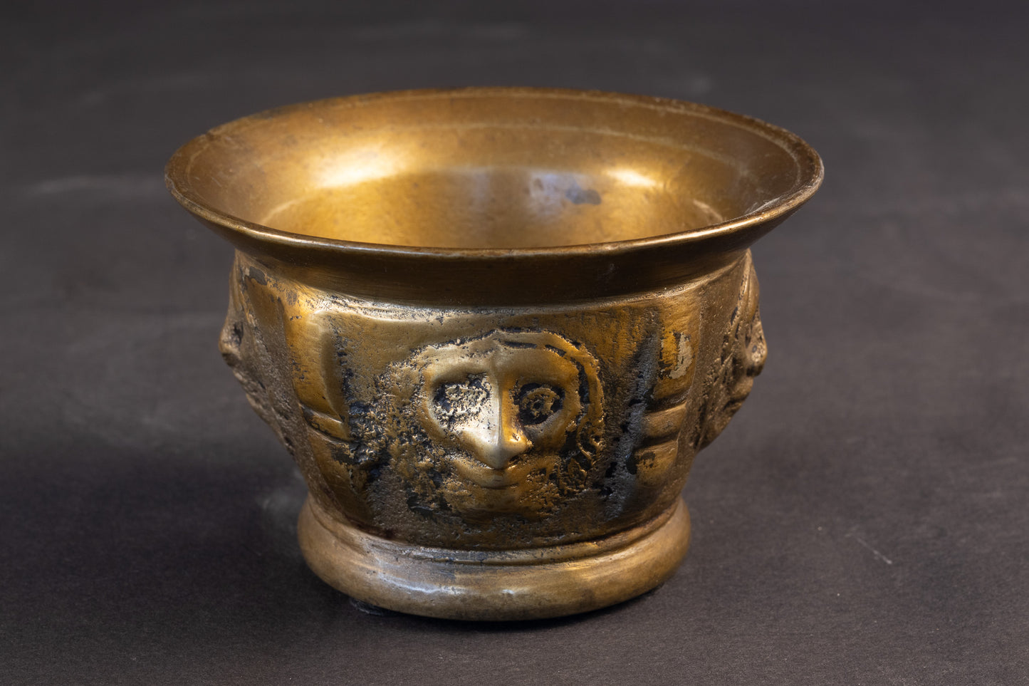Authentieke 17e-eeuwse Franse Bronzen Apothekersvijzel met Mascarons