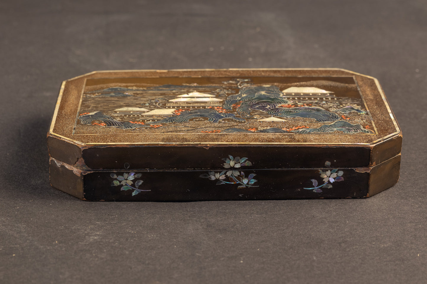 Japanse Export Lakdoos / Tabaksdoos op Koper (Deshima / VOC-periode) – Ca. 1800–1825