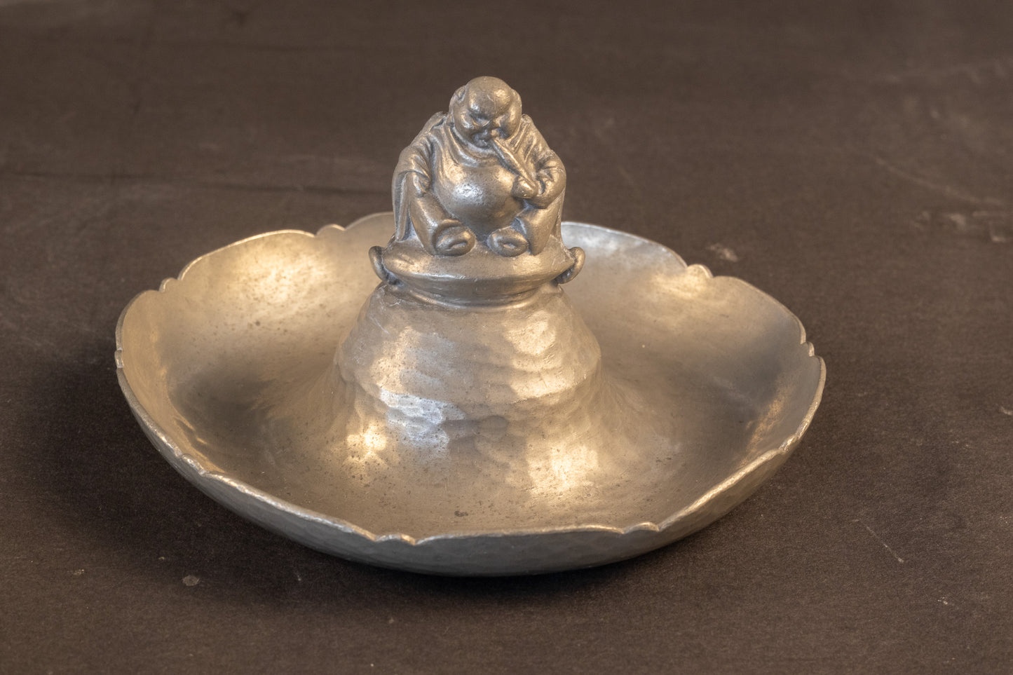 Art Deco Tinnen Asbak / Vide-Poche met Pijprokende Boeddha – Georg Nilsson voor Gero (ca. 1930)