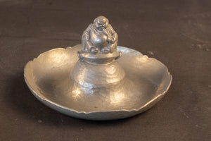 Art-déco-Aschenbecher / Briefablage aus Zinn mit rauchendem Buddha – Georg Nilsson für Gero (ca. 1930)