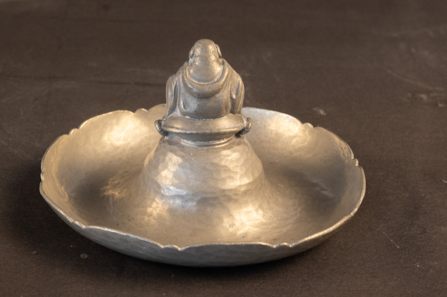 Art Deco Tinnen Asbak / Vide-Poche met Pijprokende Boeddha – Georg Nilsson voor Gero (ca. 1930)