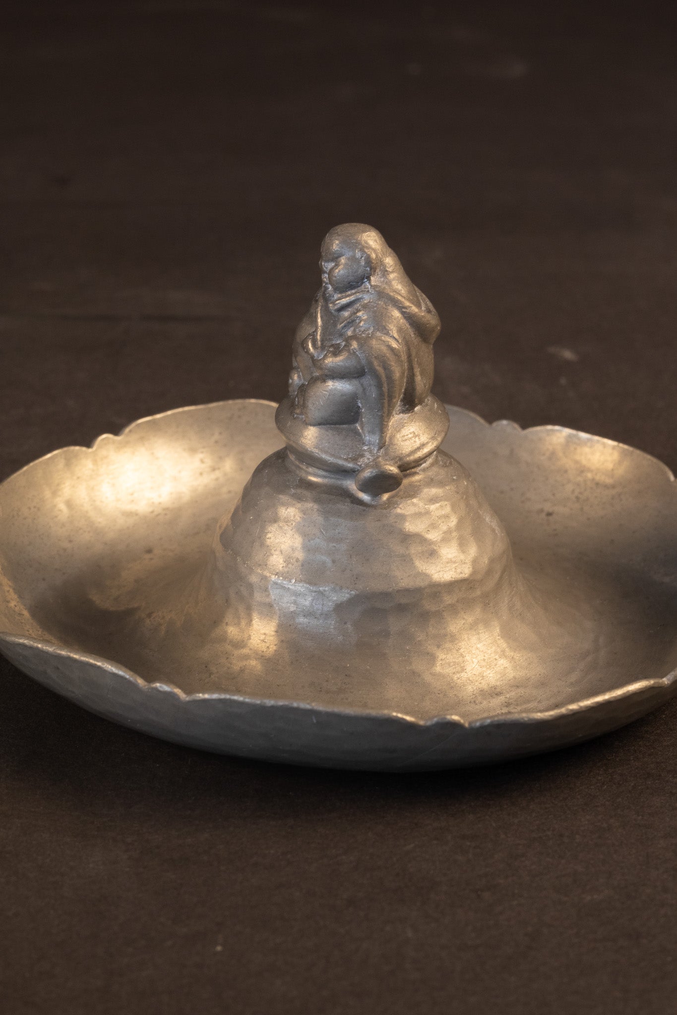 Art Deco Tinnen Asbak / Vide-Poche met Pijprokende Boeddha – Georg Nilsson voor Gero (ca. 1930)