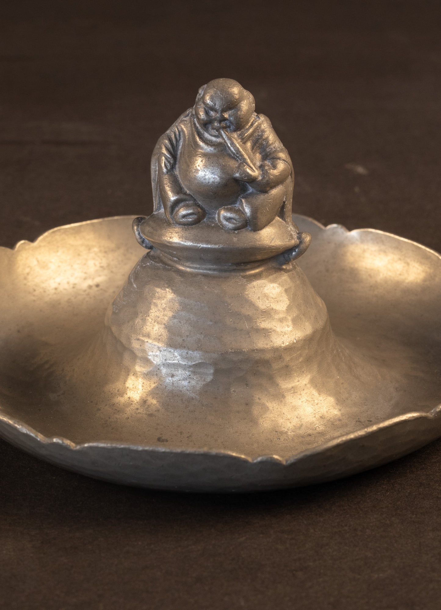 Art Deco Tinnen Asbak / Vide-Poche met Pijprokende Boeddha – Georg Nilsson voor Gero (ca. 1930)
