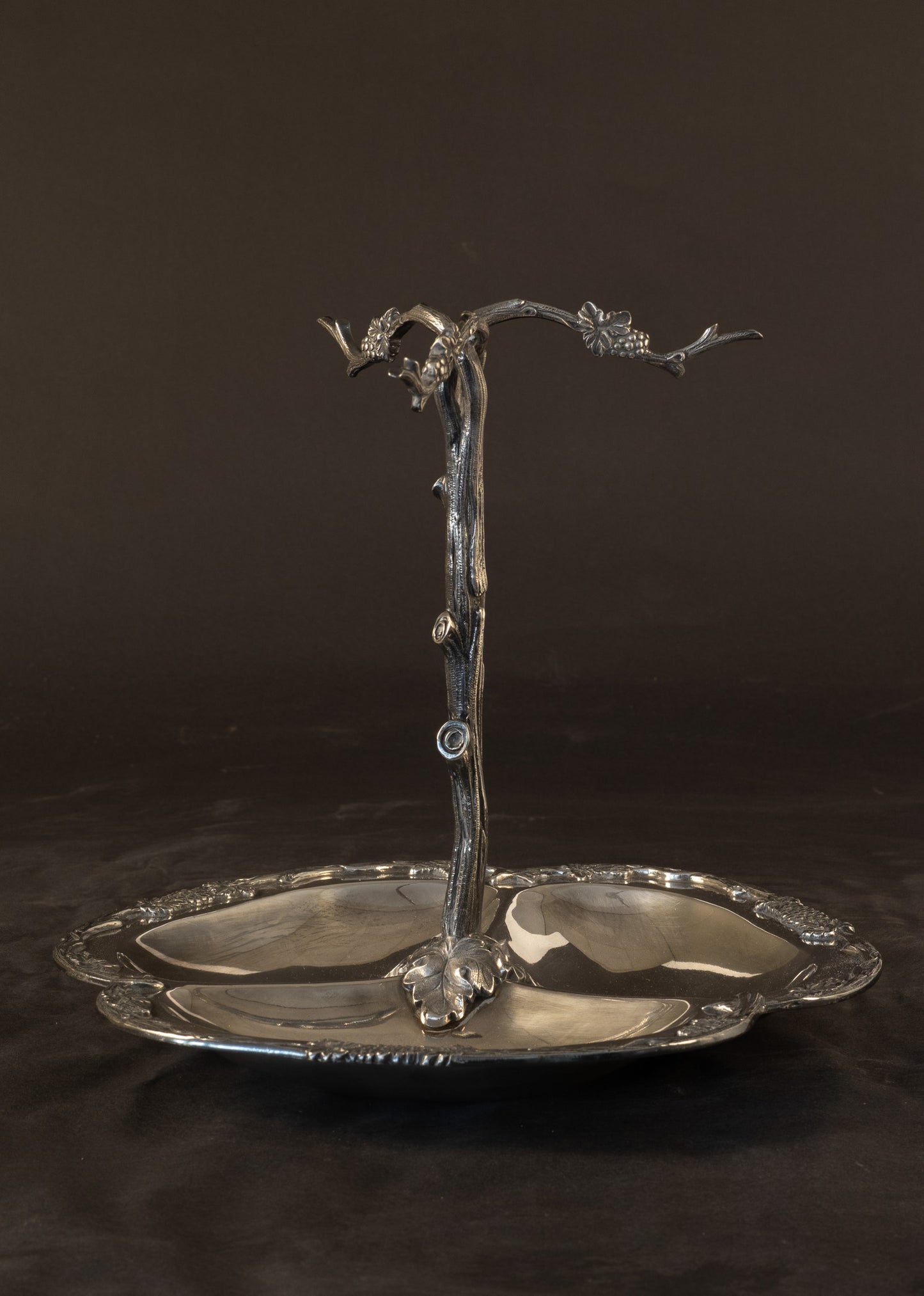 Art Nouveau Verzilverde Druivenstandaard met Schaal – Orfèvrerie Wiskemann (ca. 1900)