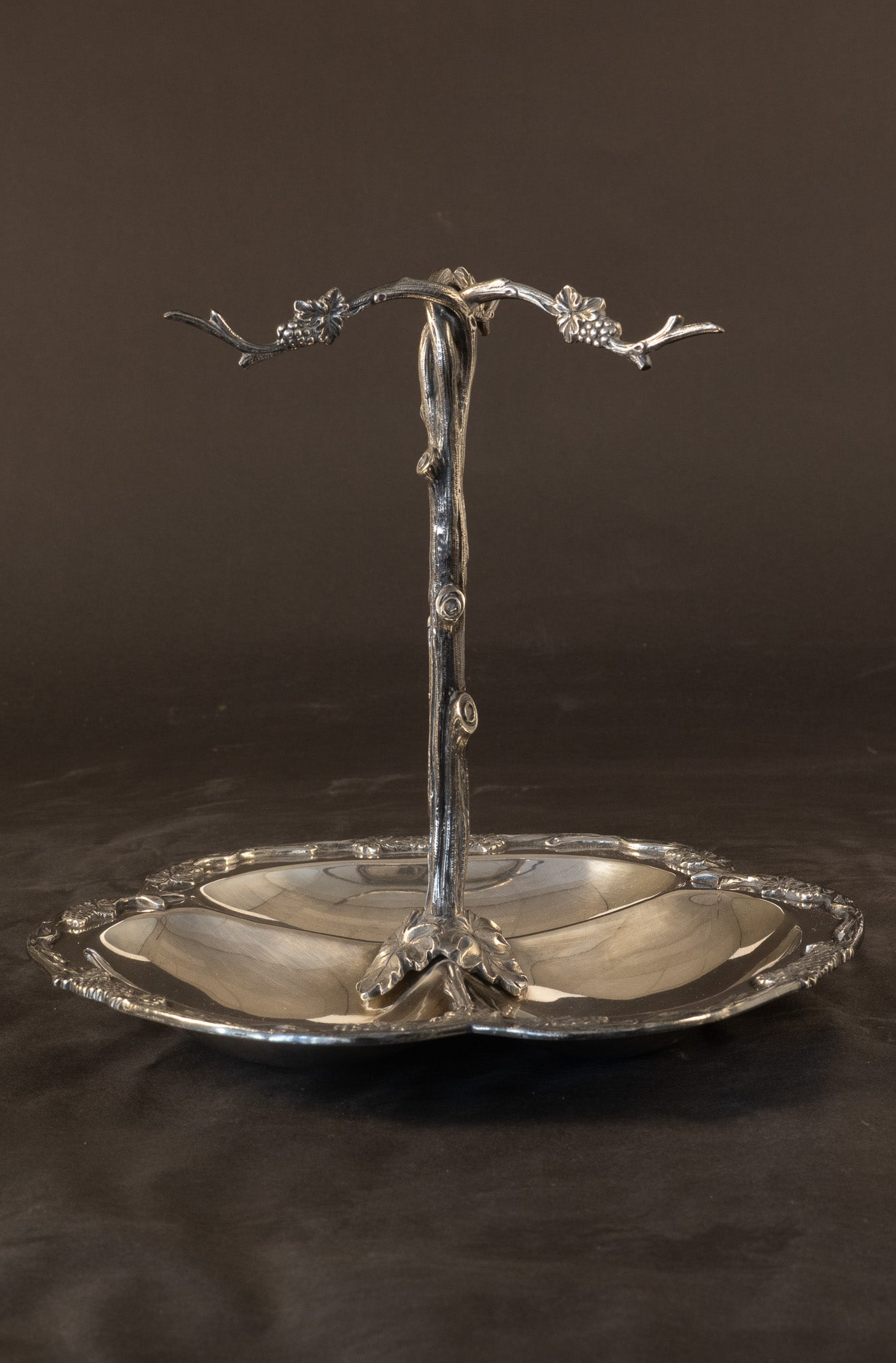 Art Nouveau Verzilverde Druivenstandaard met Schaal – Orfèvrerie Wiskemann (ca. 1900)