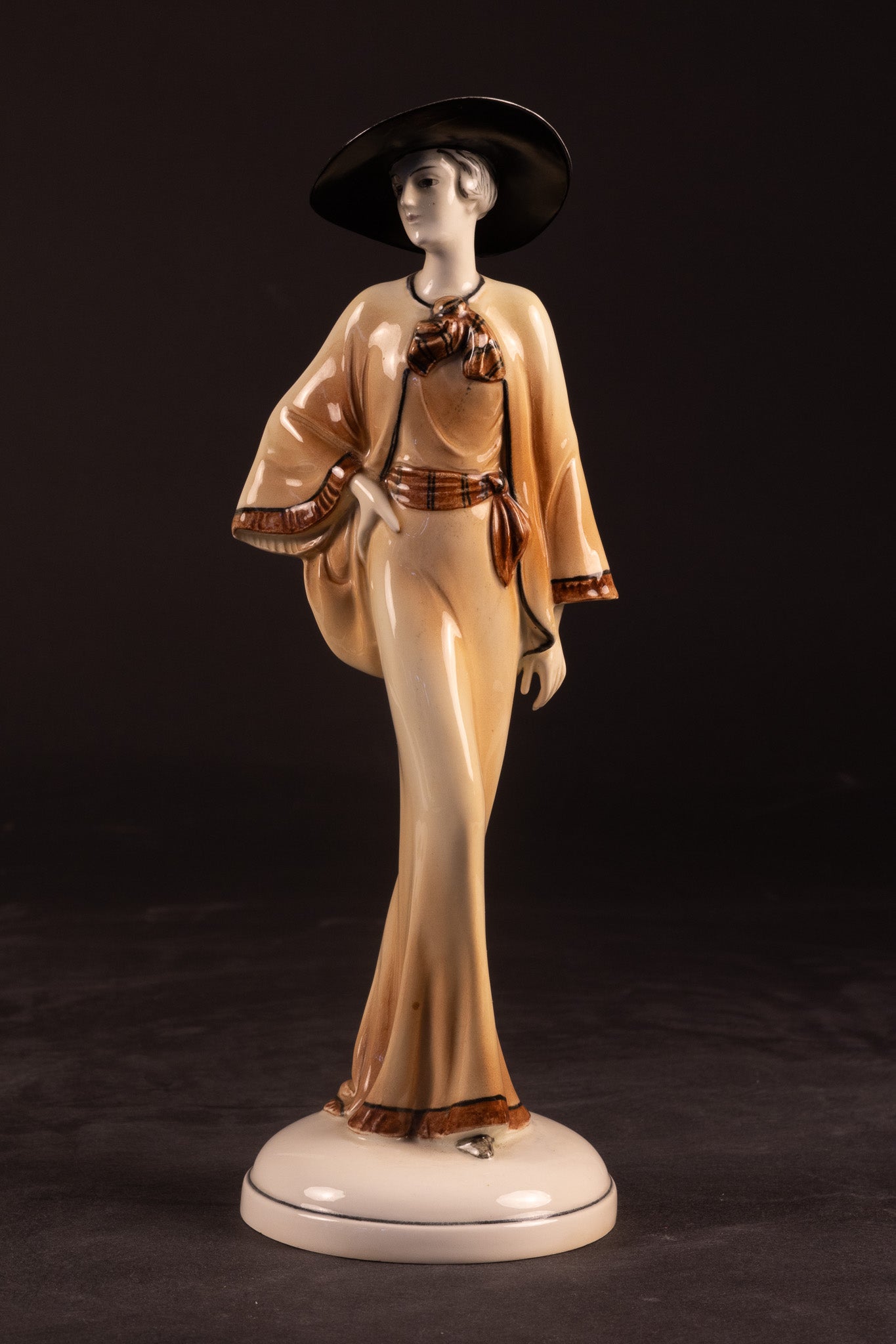 Art Deco Porseleinen Beeld – Elegante Dame met Hoed | Hertwig & Co. (Katzhütte), ca. 1925–1935