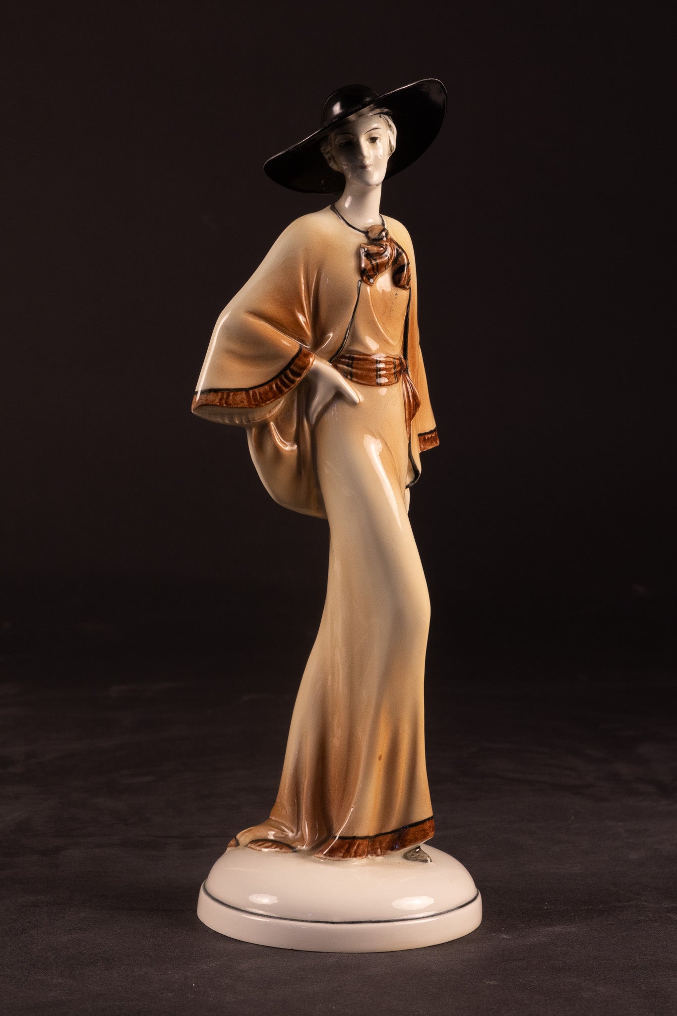 Art Deco Porseleinen Beeld – Elegante Dame met Hoed | Hertwig & Co. (Katzhütte), ca. 1925–1935