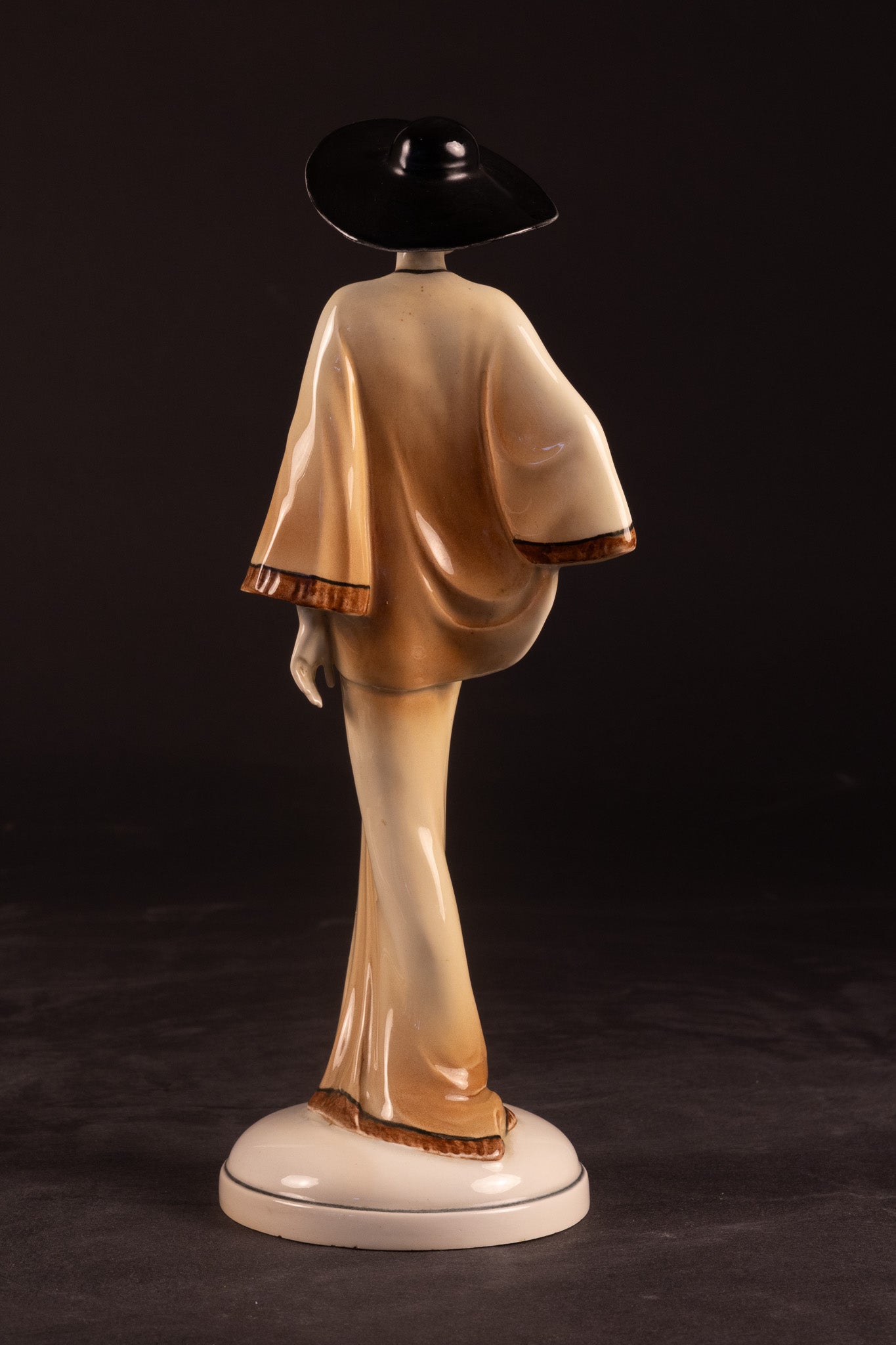 Art Deco Porseleinen Beeld – Elegante Dame met Hoed | Hertwig & Co. (Katzhütte), ca. 1925–1935