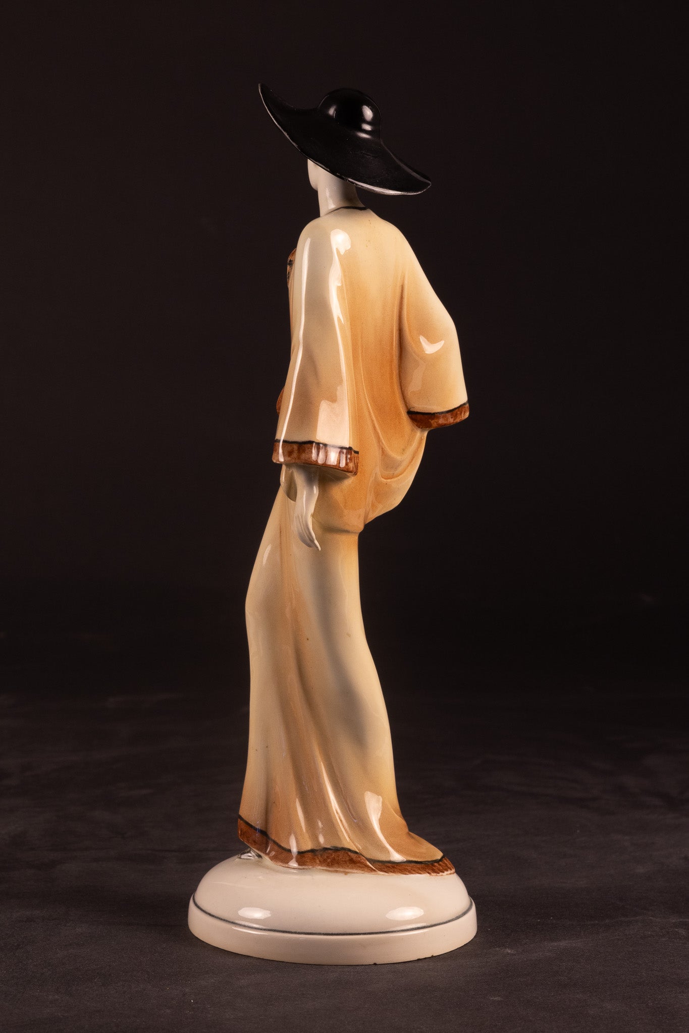 Art Deco Porseleinen Beeld – Elegante Dame met Hoed | Hertwig & Co. (Katzhütte), ca. 1925–1935