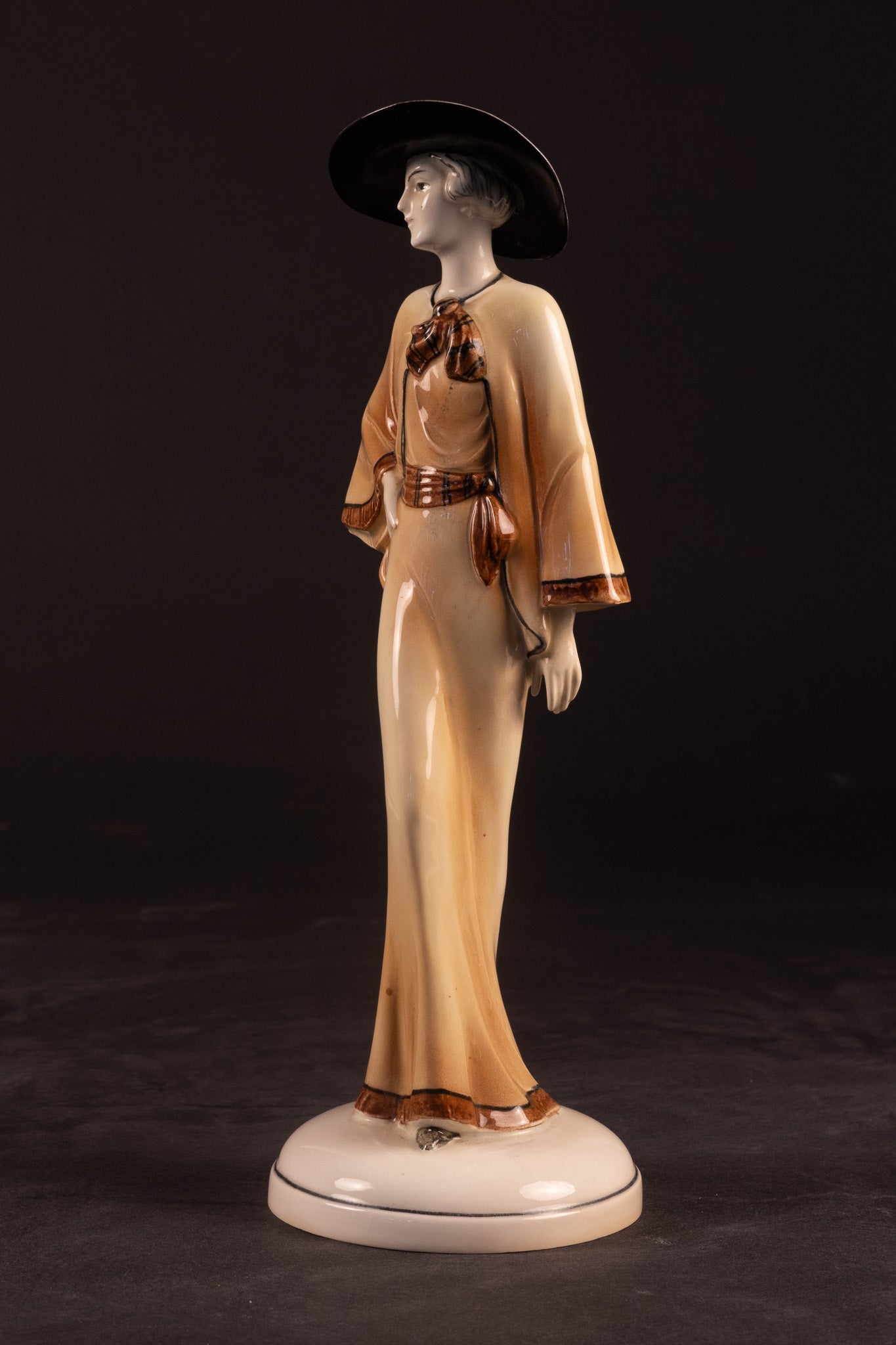 Art Deco Porseleinen Beeld – Elegante Dame met Hoed | Hertwig & Co. (Katzhütte), ca. 1925–1935