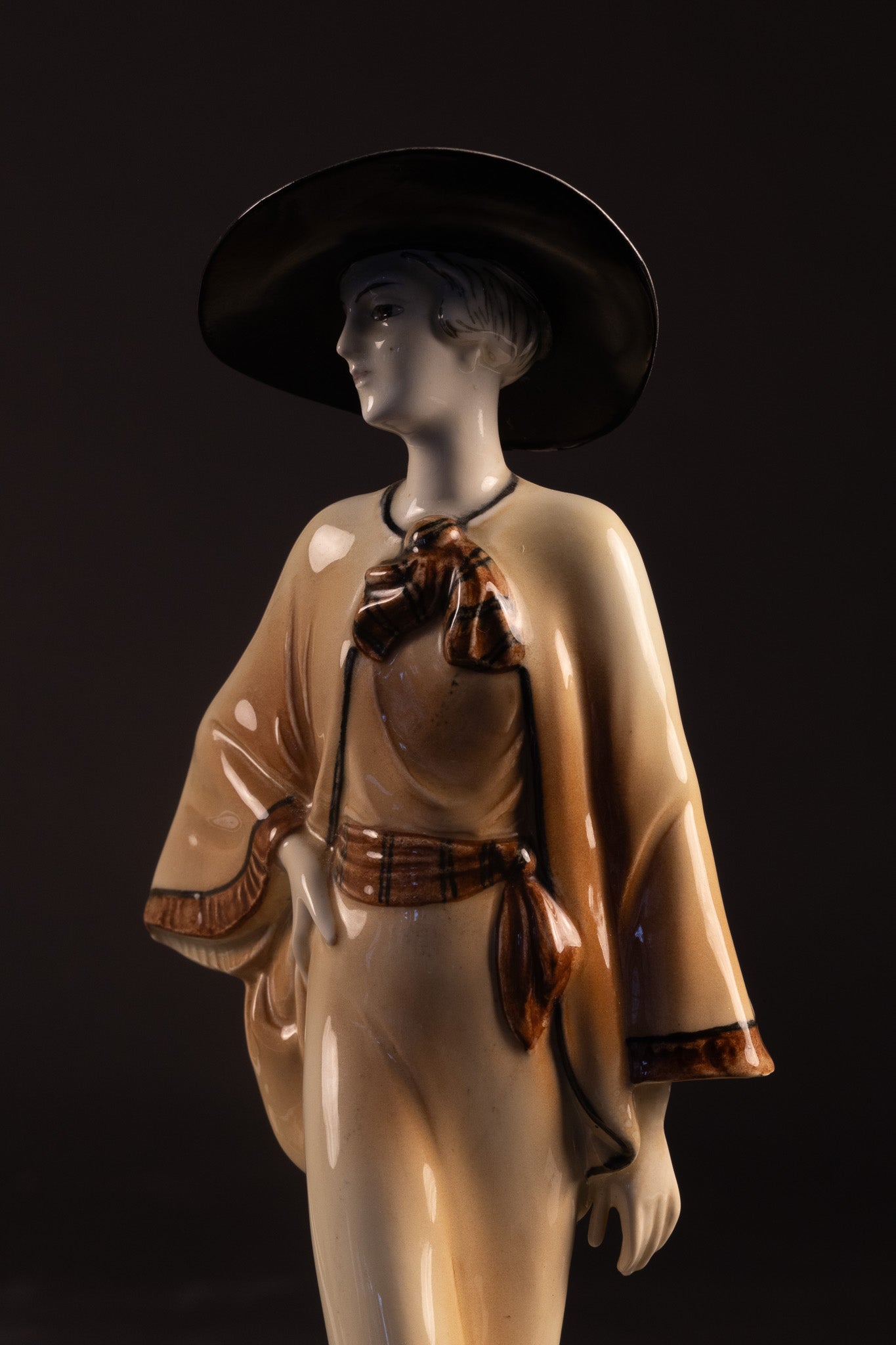 Art Deco Porseleinen Beeld – Elegante Dame met Hoed | Hertwig & Co. (Katzhütte), ca. 1925–1935