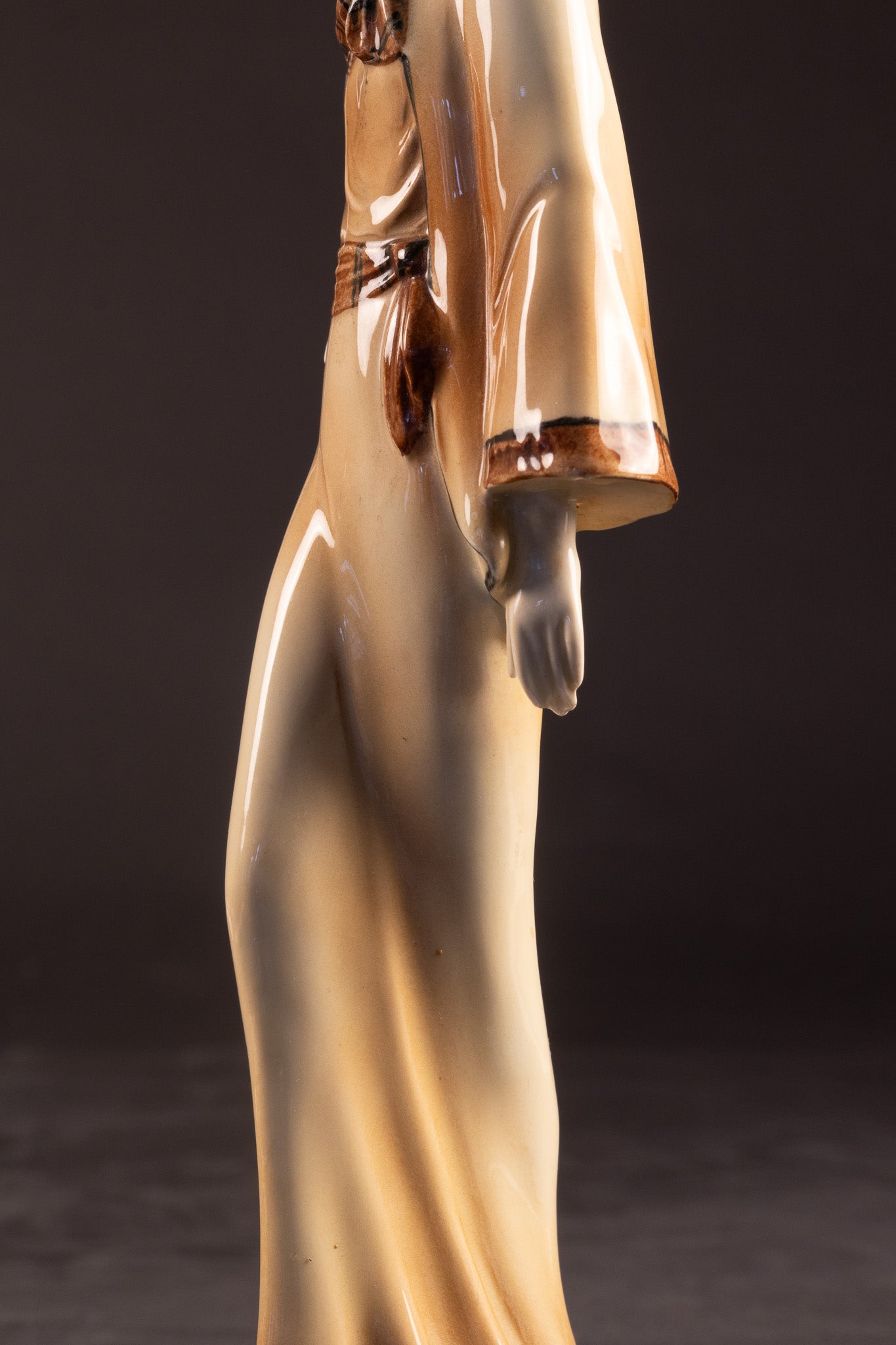 Art Deco Porseleinen Beeld – Elegante Dame met Hoed | Hertwig & Co. (Katzhütte), ca. 1925–1935