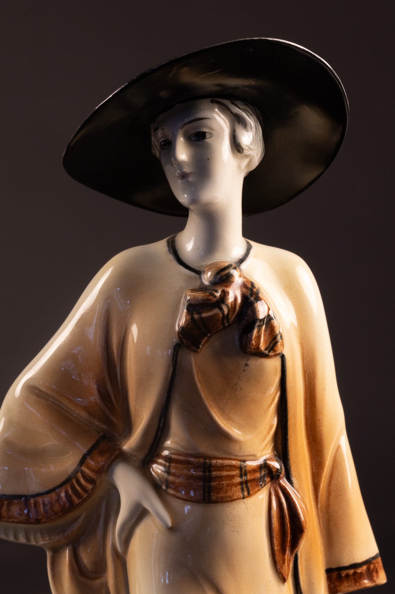 Art Deco Porseleinen Beeld – Elegante Dame met Hoed | Hertwig & Co. (Katzhütte), ca. 1925–1935