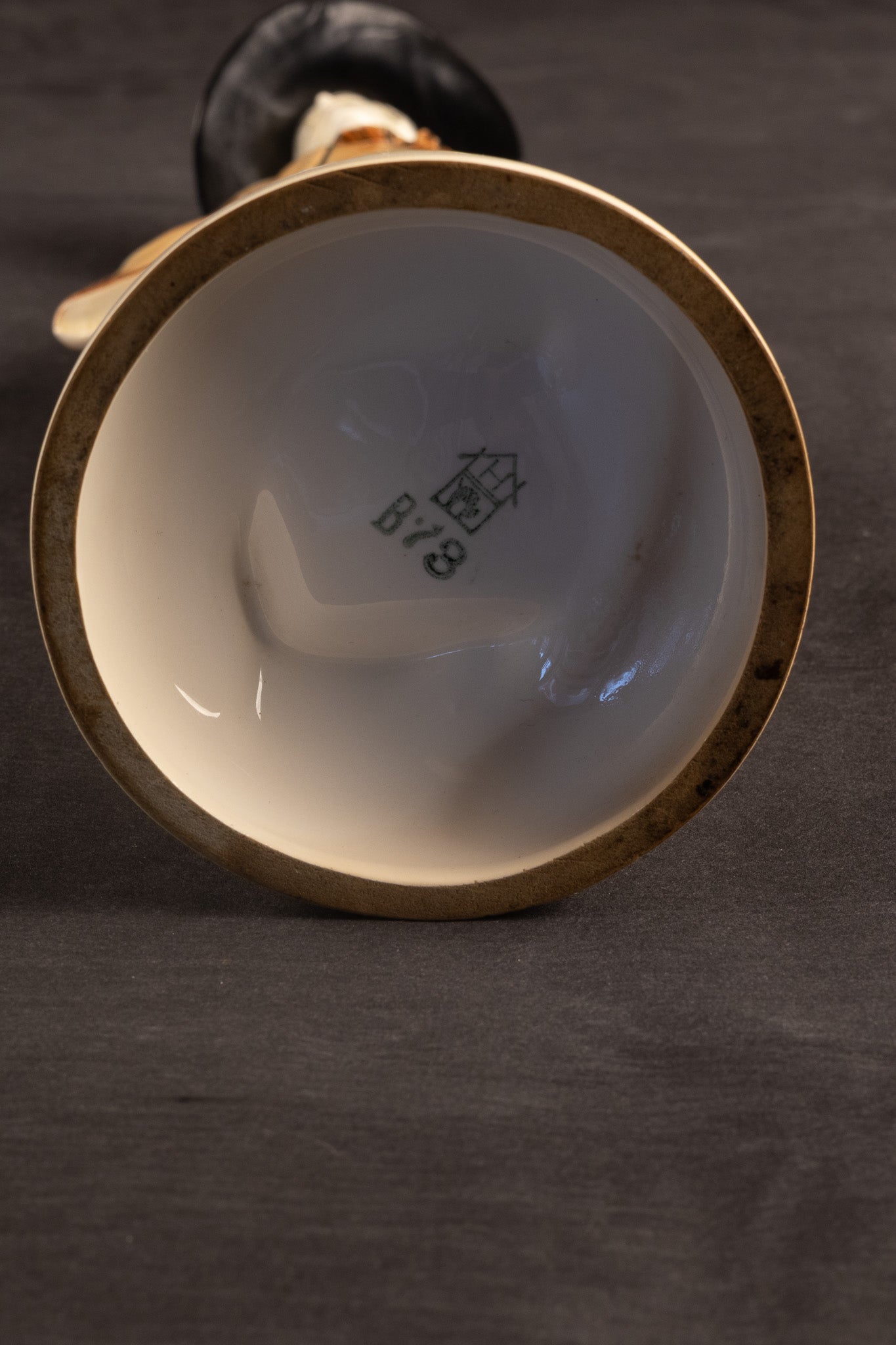 Art Deco Porseleinen Beeld – Elegante Dame met Hoed | Hertwig & Co. (Katzhütte), ca. 1925–1935