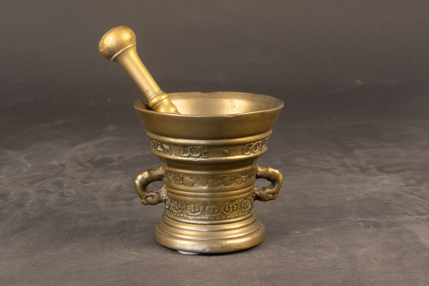 Zeldzame 17e-eeuwse bronzen vijzel met stamper – Toegeschreven aan Henrick ter Horst, Deventer (1652)