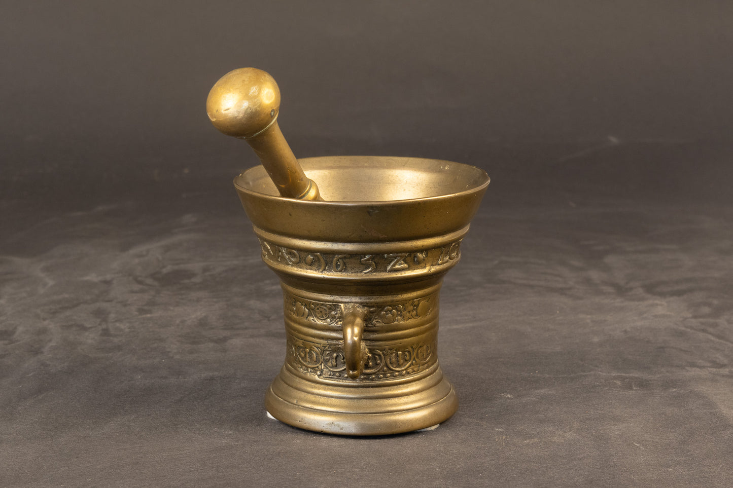 Zeldzame 17e-eeuwse bronzen vijzel met stamper – Toegeschreven aan Henrick ter Horst, Deventer (1652)