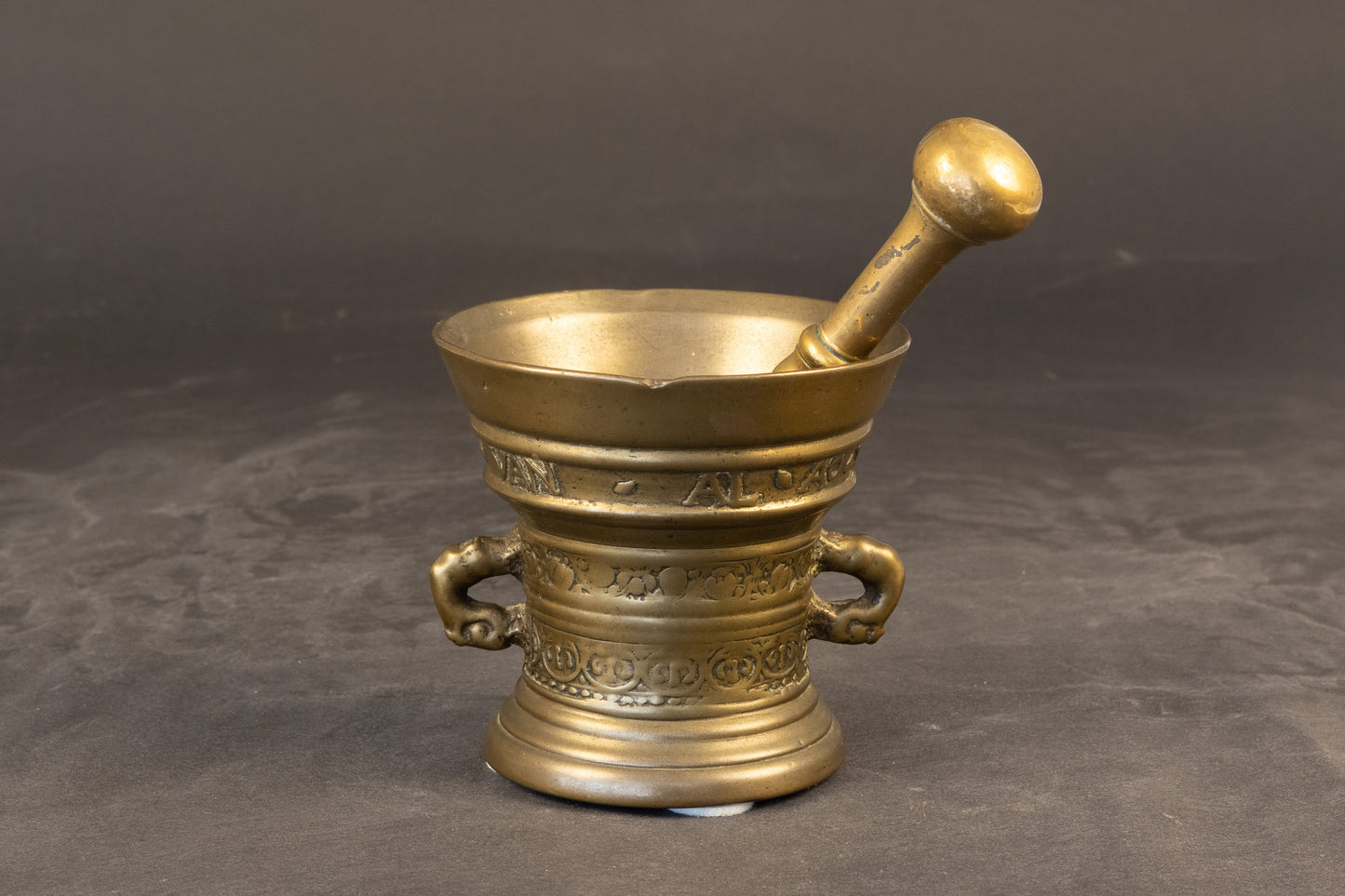 Zeldzame 17e-eeuwse bronzen vijzel met stamper – Toegeschreven aan Henrick ter Horst, Deventer (1652)