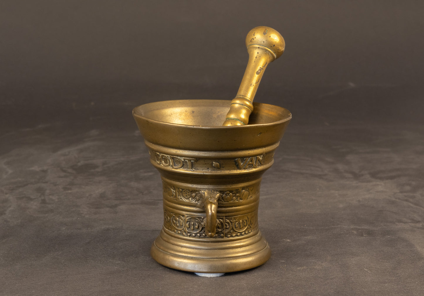 Zeldzame 17e-eeuwse bronzen vijzel met stamper – Toegeschreven aan Henrick ter Horst, Deventer (1652)