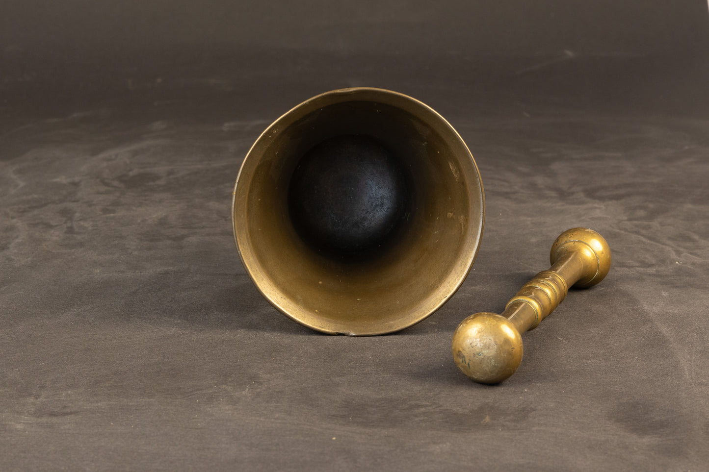 Zeldzame 17e-eeuwse bronzen vijzel met stamper – Toegeschreven aan Henrick ter Horst, Deventer (1652)