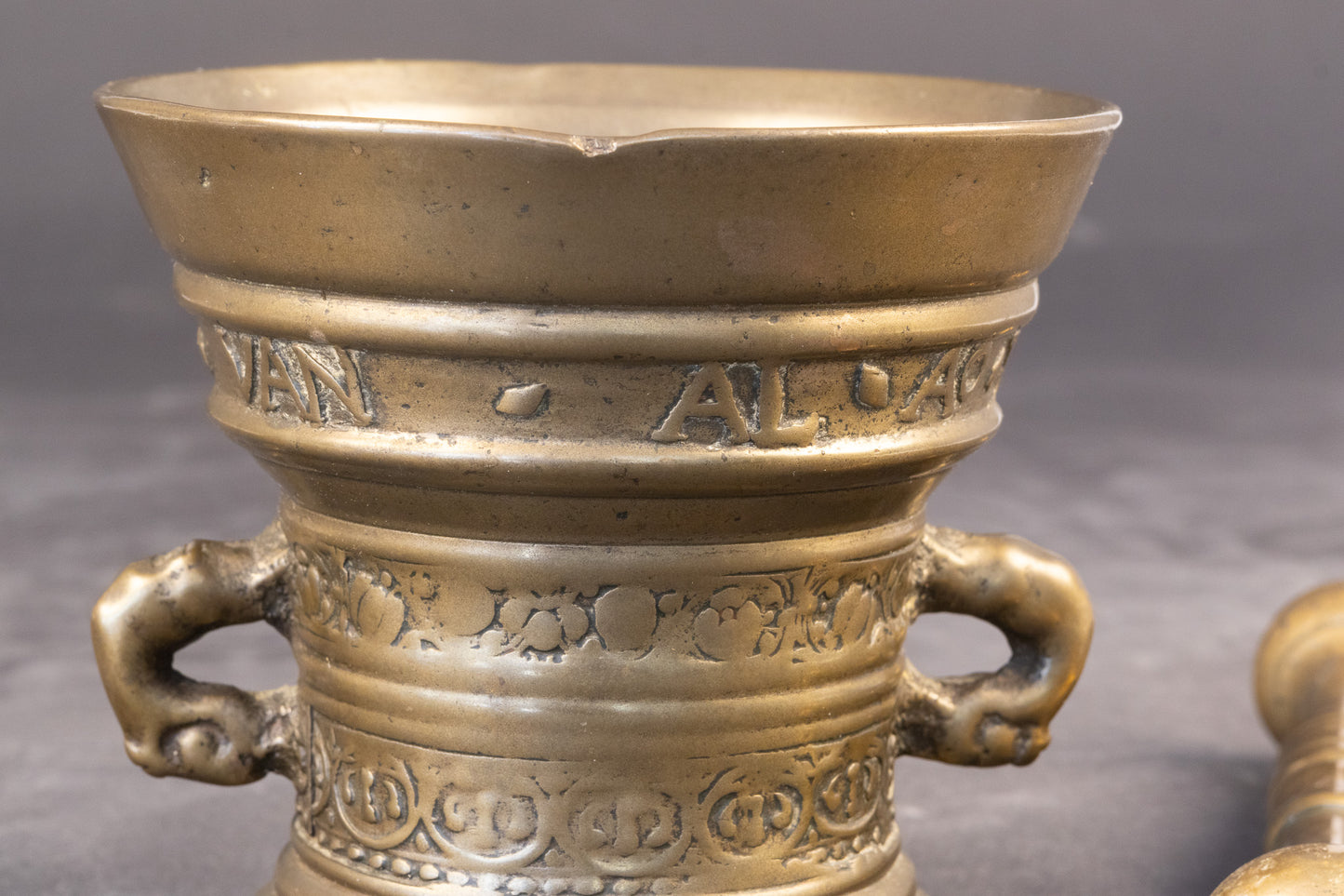 Zeldzame 17e-eeuwse bronzen vijzel met stamper – Toegeschreven aan Henrick ter Horst, Deventer (1652)