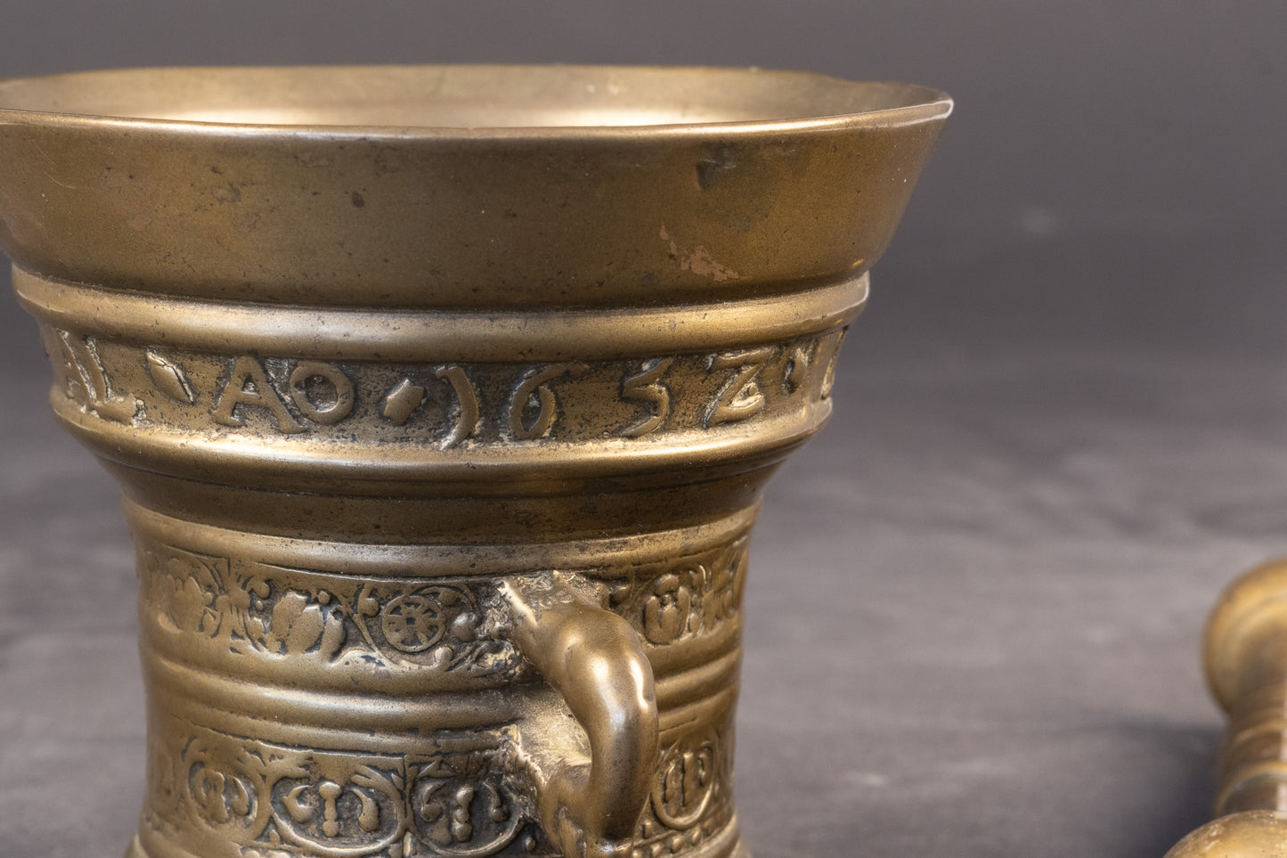 Zeldzame 17e-eeuwse bronzen vijzel met stamper – Toegeschreven aan Henrick ter Horst, Deventer (1652)