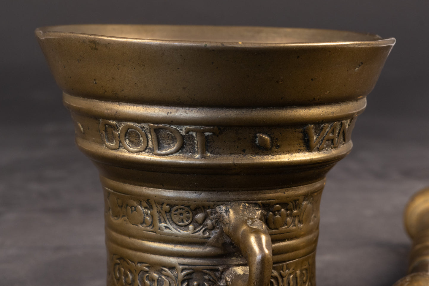 Zeldzame 17e-eeuwse bronzen vijzel met stamper – Toegeschreven aan Henrick ter Horst, Deventer (1652)