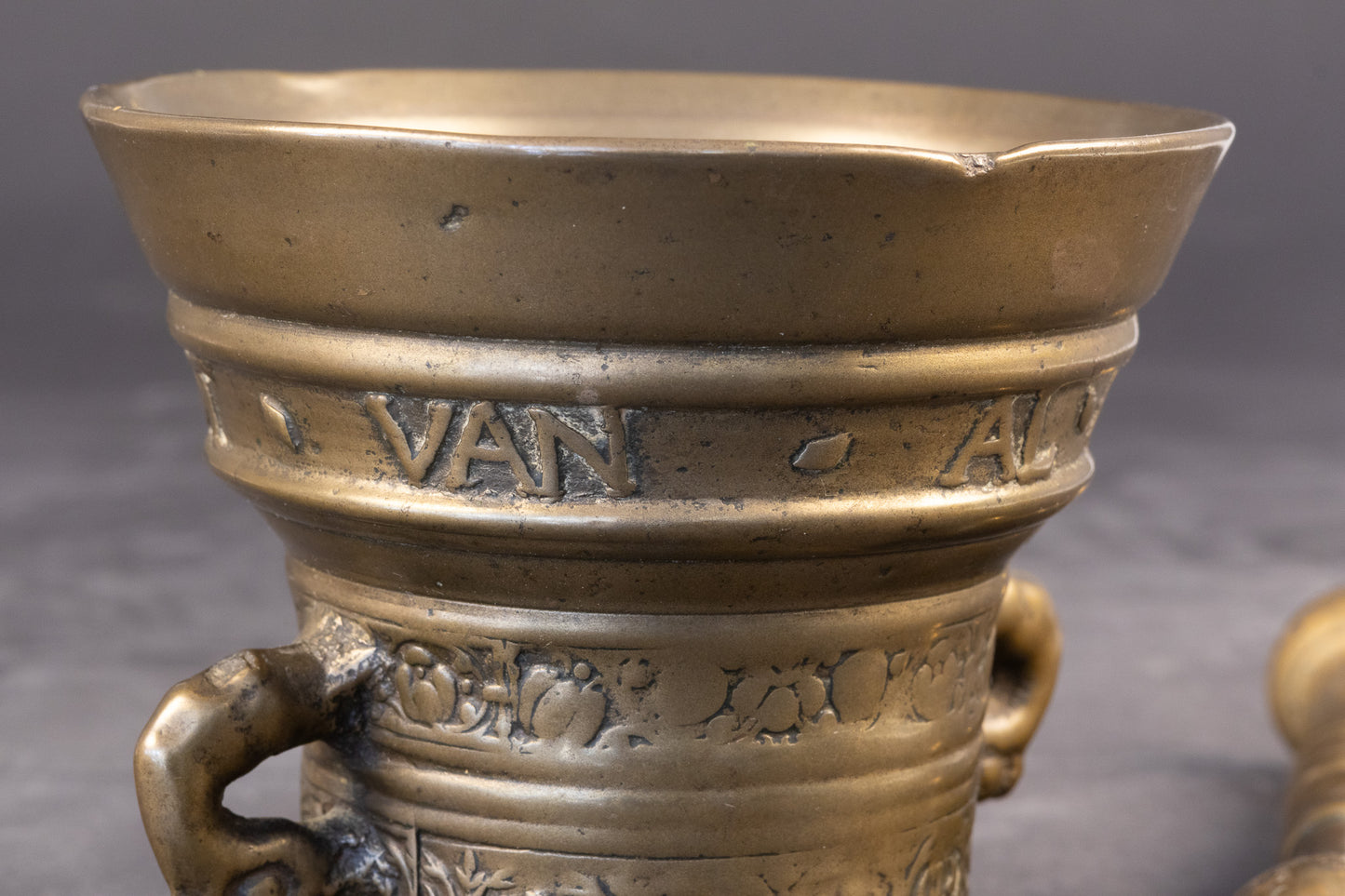 Zeldzame 17e-eeuwse bronzen vijzel met stamper – Toegeschreven aan Henrick ter Horst, Deventer (1652)