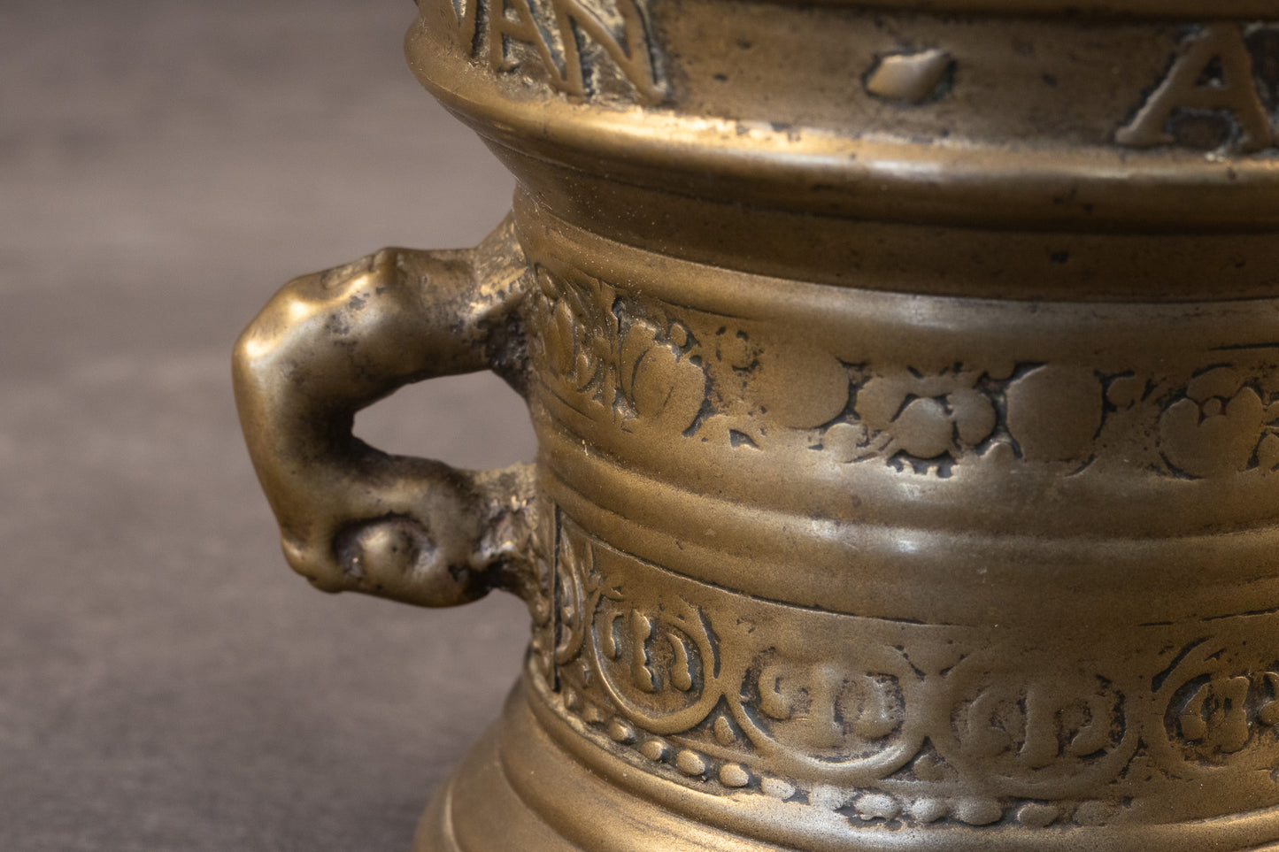Zeldzame 17e-eeuwse bronzen vijzel met stamper – Toegeschreven aan Henrick ter Horst, Deventer (1652)