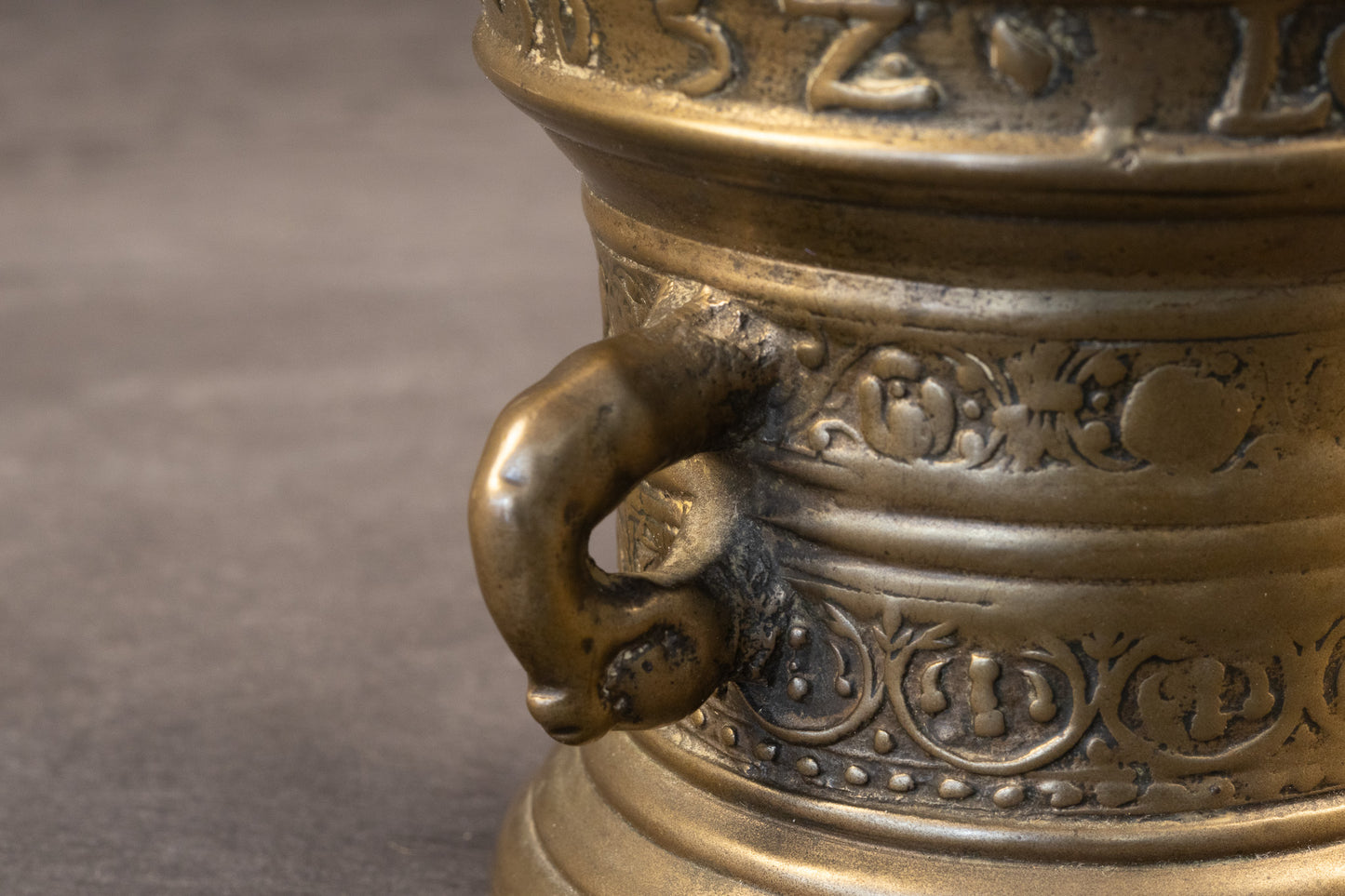 Zeldzame 17e-eeuwse bronzen vijzel met stamper – Toegeschreven aan Henrick ter Horst, Deventer (1652)