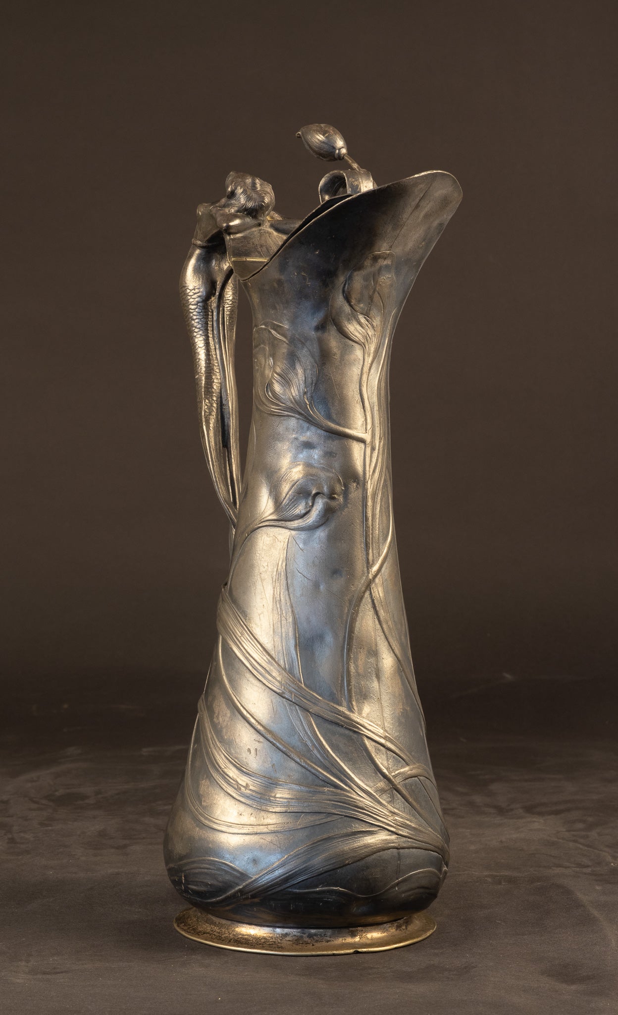 Monumentale Jugendstil Tin Schenkkan / Wijnkan met Waternimf – Model 138 D WMF / AK & Cie (Albert Köhler & Cie), ca. 1900–1905