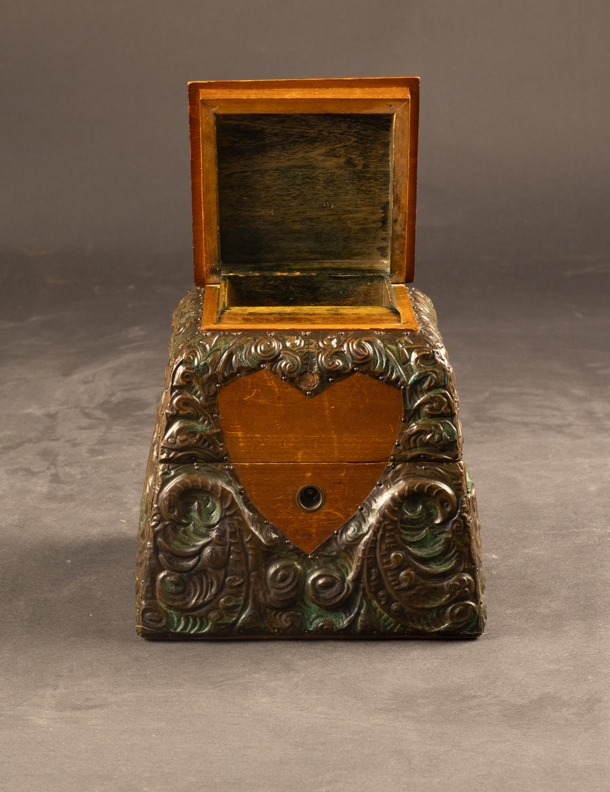 Antiek Russisch Speelkaartendoosje met Dubbel Compartiment – Houtbrandkunst & Gedreven Beslag (ca. 1900–1915)