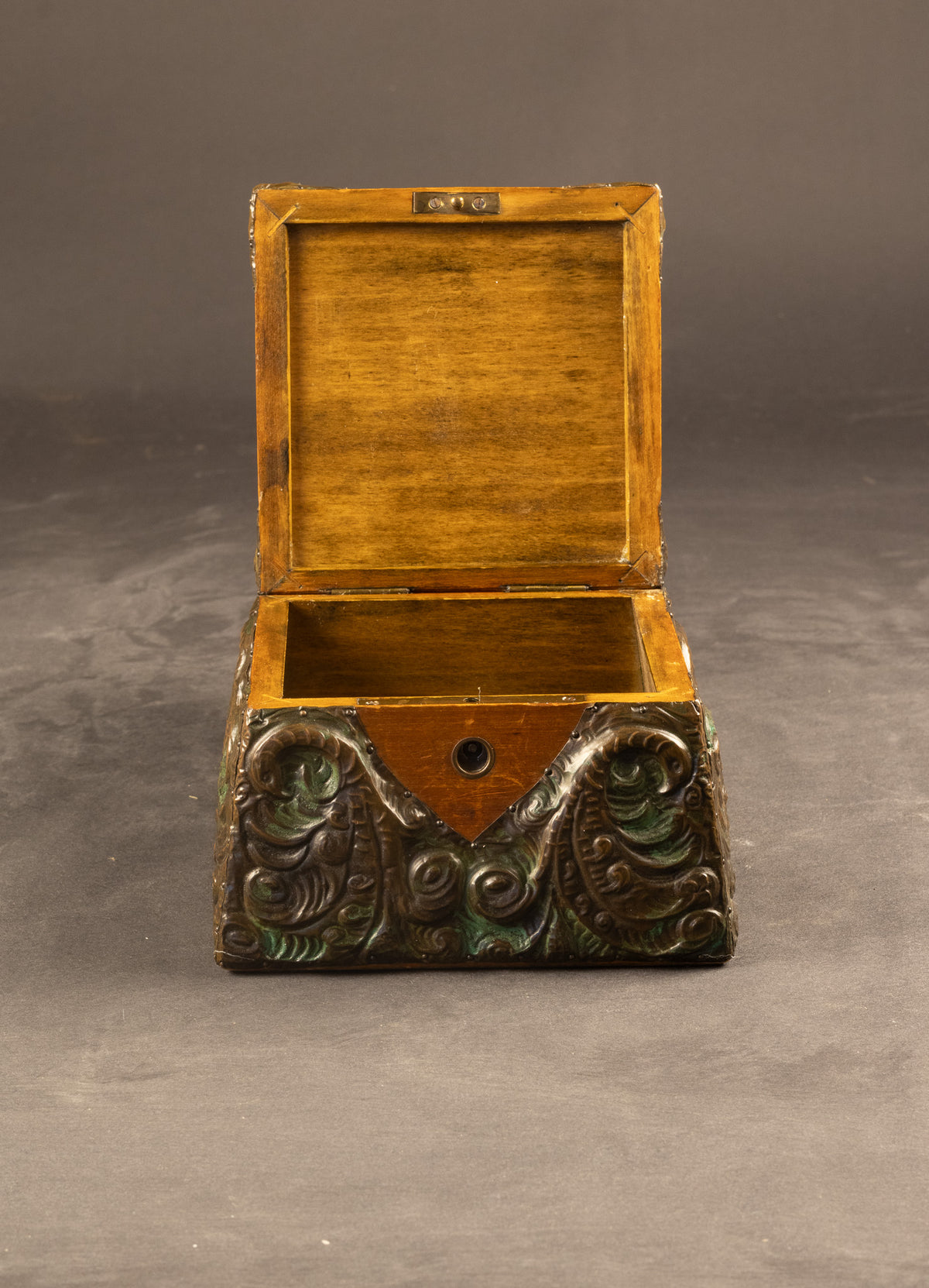 Antiek Russisch Speelkaartendoosje met Dubbel Compartiment – Houtbrandkunst & Gedreven Beslag (ca. 1900–1915)