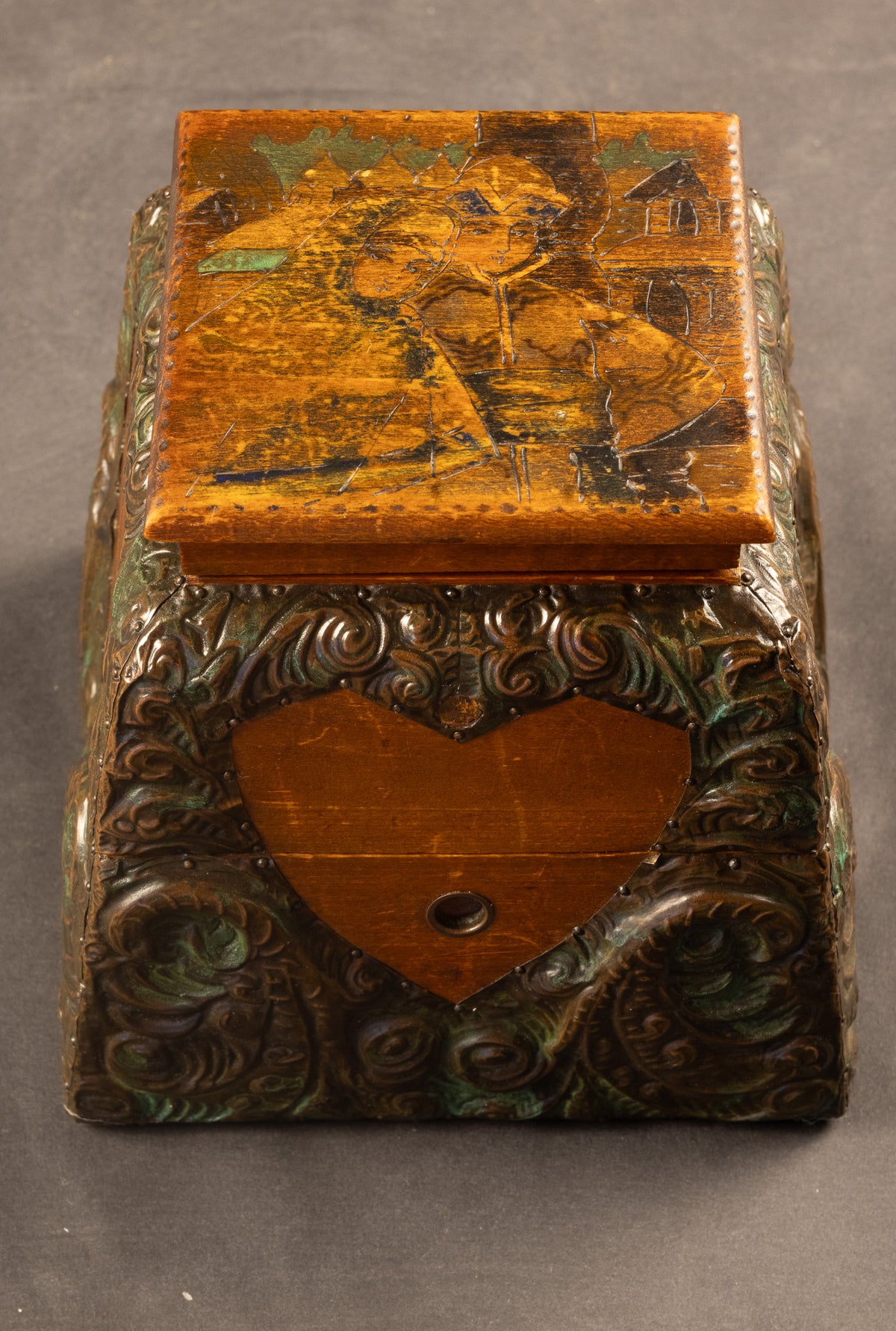 Antiek Russisch Speelkaartendoosje met Dubbel Compartiment – Houtbrandkunst & Gedreven Beslag (ca. 1900–1915)