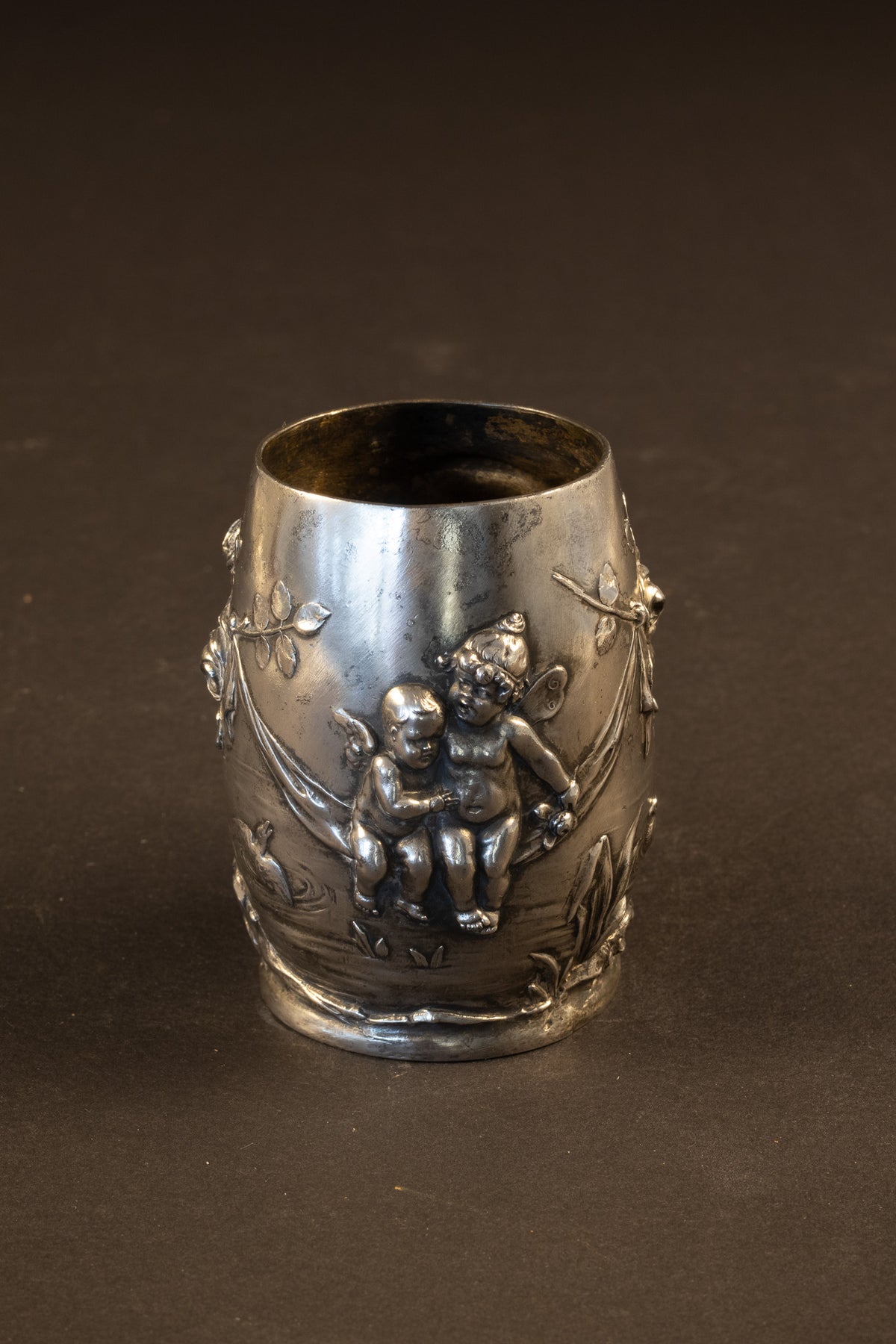 Antiek Jugendstil Kinderbekertje met Putti en Rozen – WMF (ca. 1900–1910)
