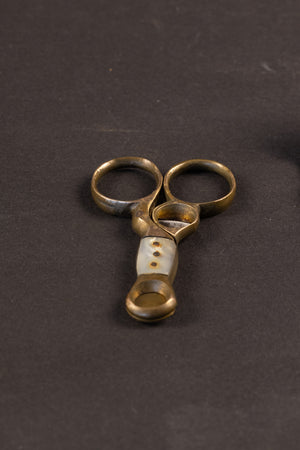 Antieke Messing Sigarenknipper met Parelmoer in Origineel Lederen Foedraal – ca. 1900