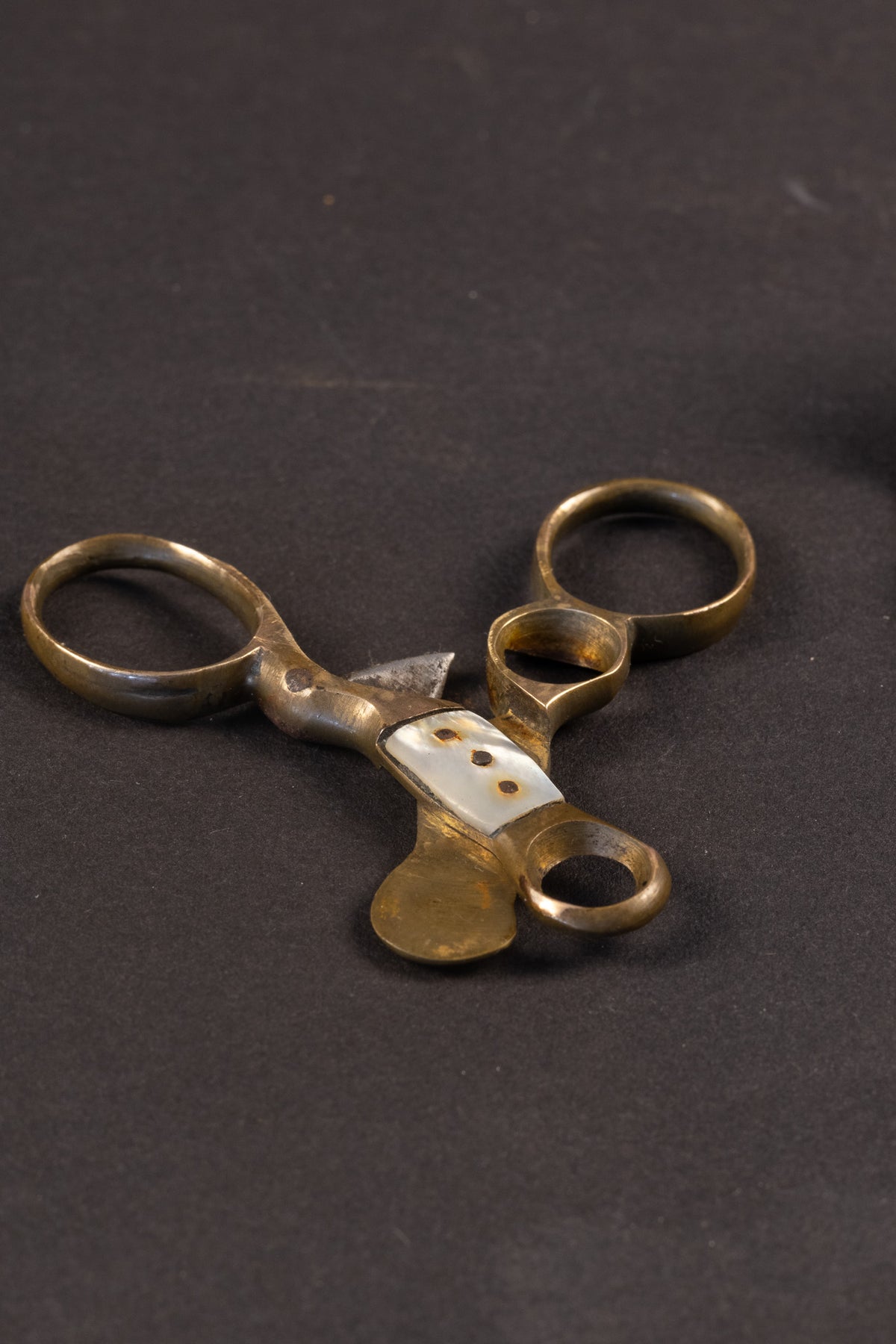 Antieke Messing Sigarenknipper met Parelmoer in Origineel Lederen Foedraal – ca. 1900