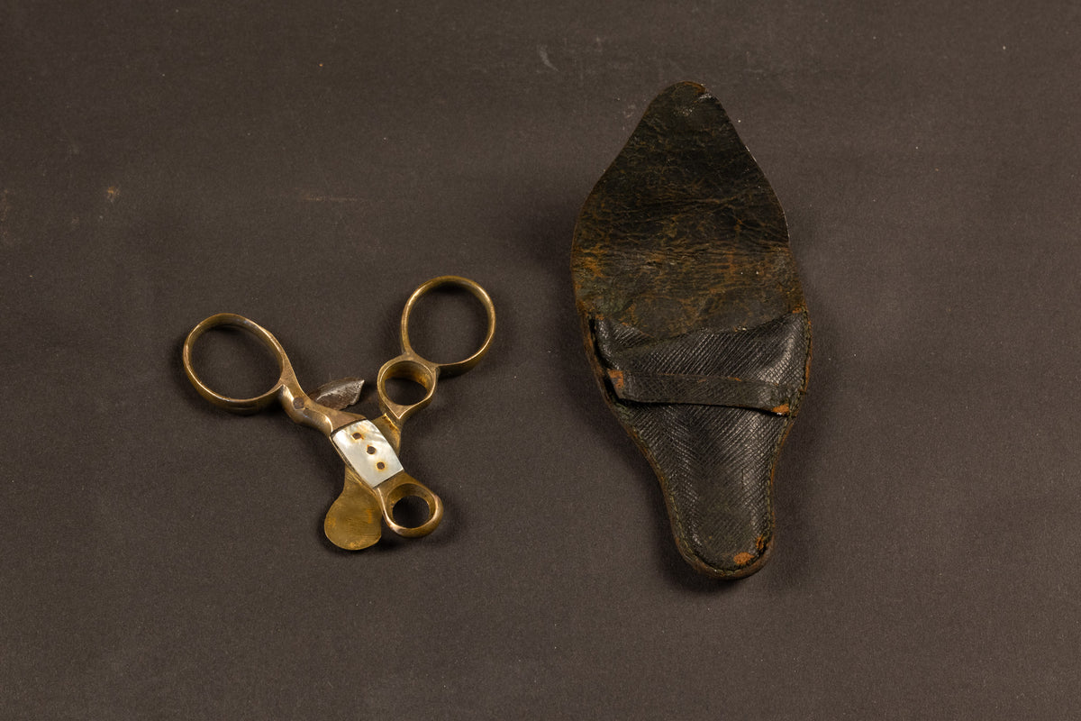 Antieke Messing Sigarenknipper met Parelmoer in Origineel Lederen Foedraal – ca. 1900