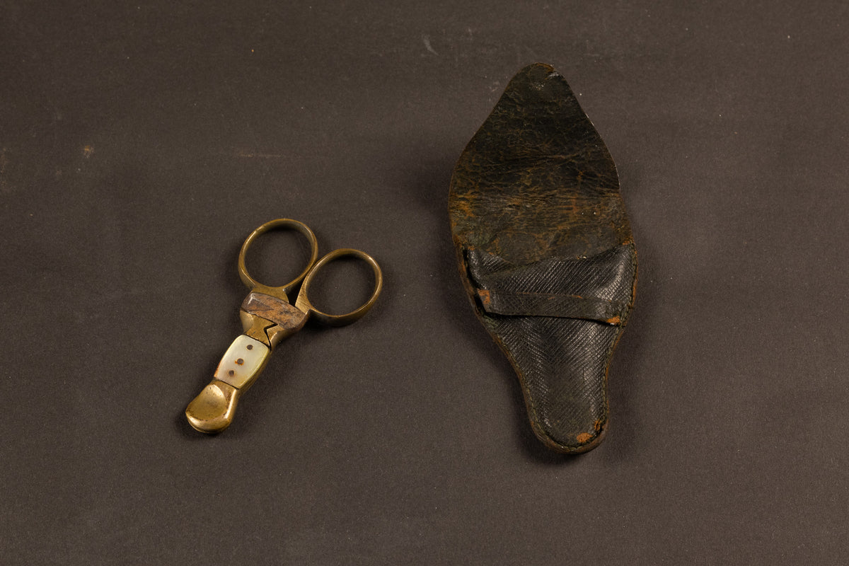 Antieke Messing Sigarenknipper met Parelmoer in Origineel Lederen Foedraal – ca. 1900