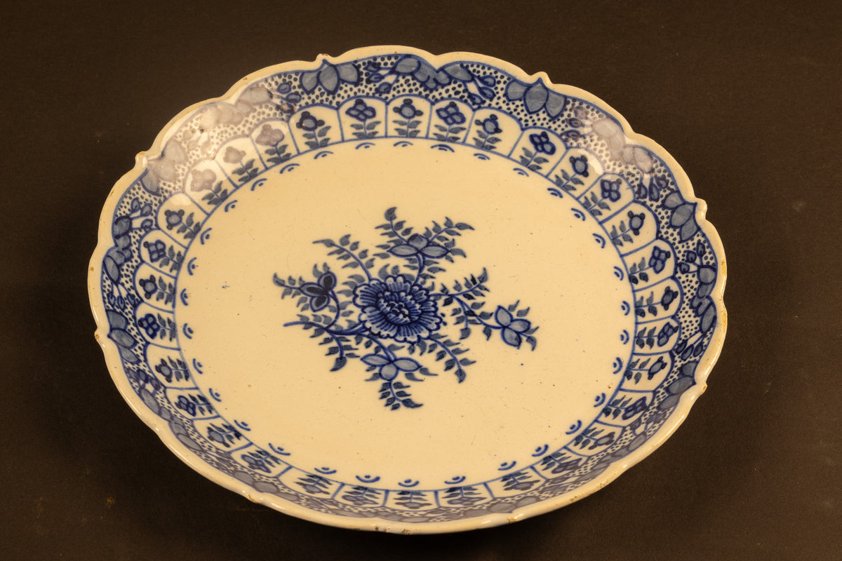 18e-eeuws Delfts blauw aardewerk bord met geschulpte rand en floraal decor