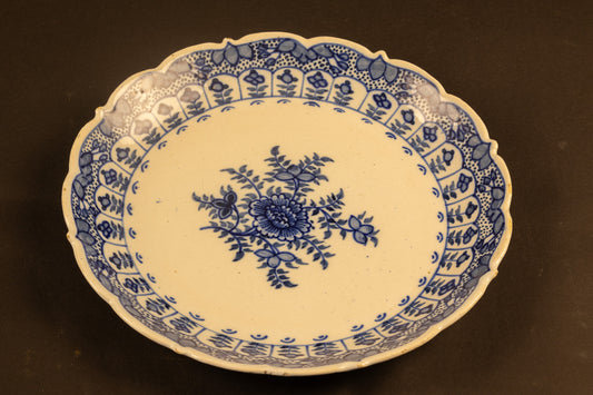 18e-eeuws Delfts blauw aardewerk bord met geschulpte rand en floraal decor