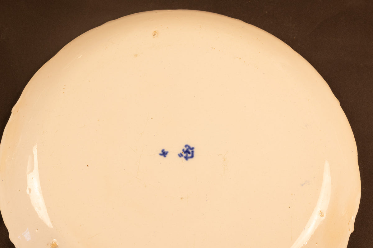 18e-eeuws Delfts blauw aardewerk bord met geschulpte rand en floraal decor