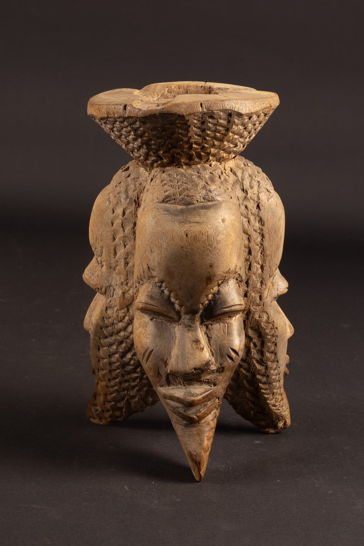 Titel:  Vintage Afrikaans tricefaal houtsnijwerk met handvat – Driekoppig siervaatwerk / asbak (25 cm)