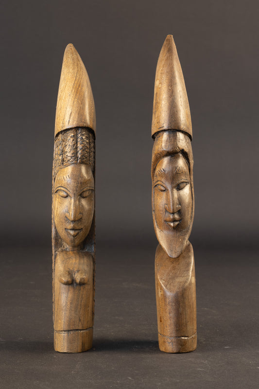 Paar gestileerde Afrikaanse houten sculpturen – Man en vrouw – Mid-Century Modern